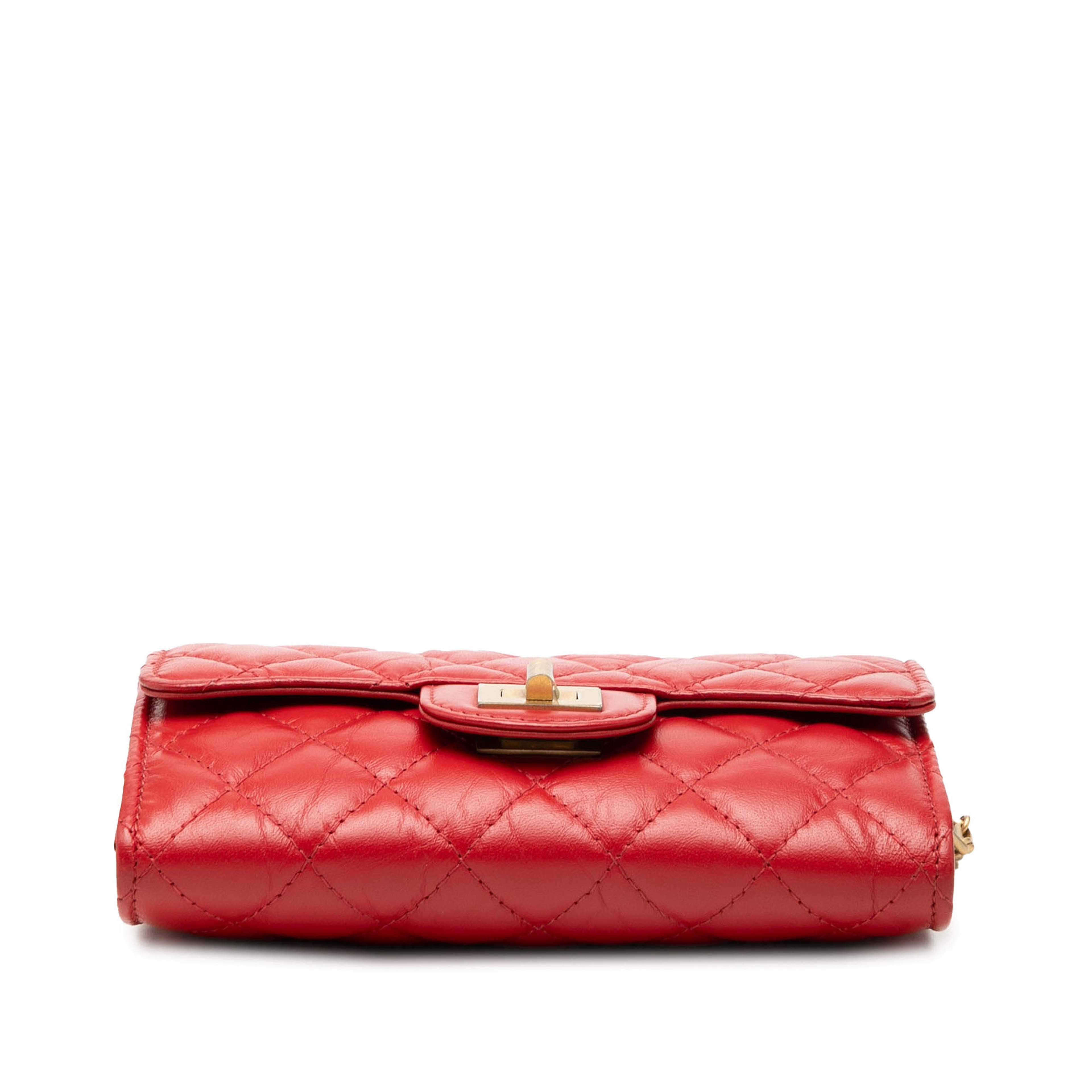 Chanel Quilted Aged Calfskin Reissue 2.55 Clutch With Chain, från Luxclusif, i färgen red. Klicka för att öppna bilden i stort format