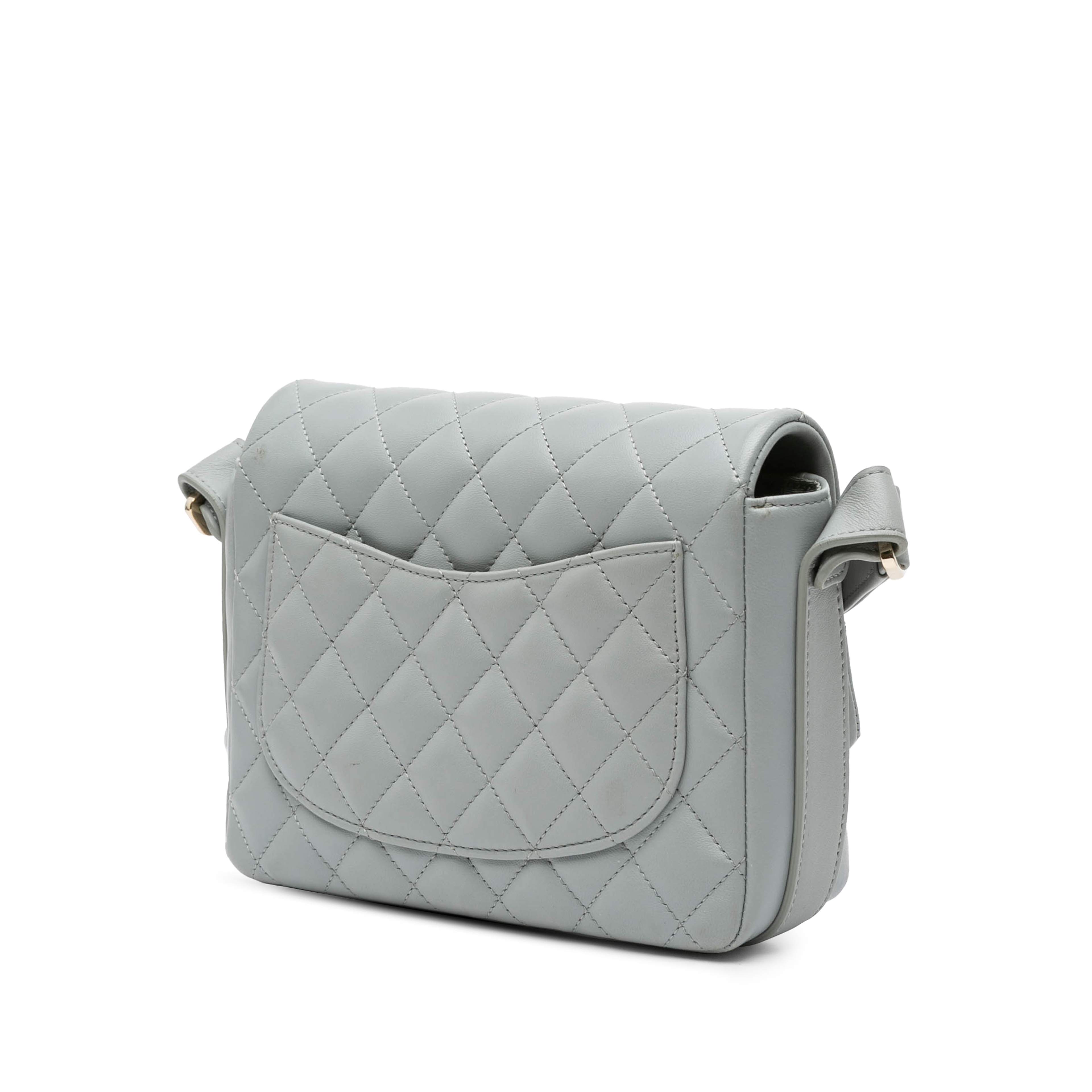 Chanel Quilted Calfskin Bolero De Chanel Flap, från Luxclusif, i färgen grå. Klicka för att öppna bilden i stort format