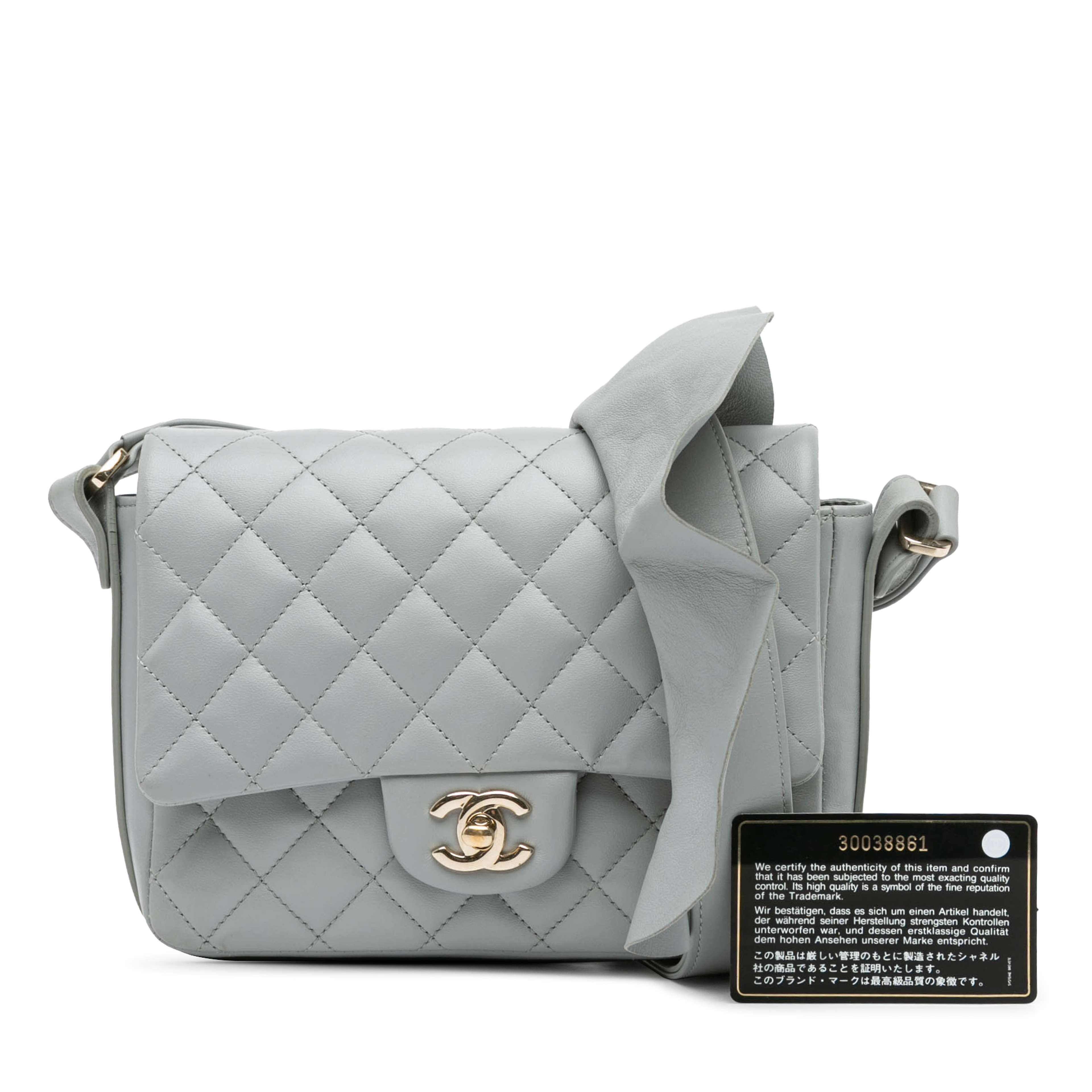 Chanel Quilted Calfskin Bolero De Chanel Flap, från Luxclusif, i färgen grå. Klicka för att öppna bilden i stort format