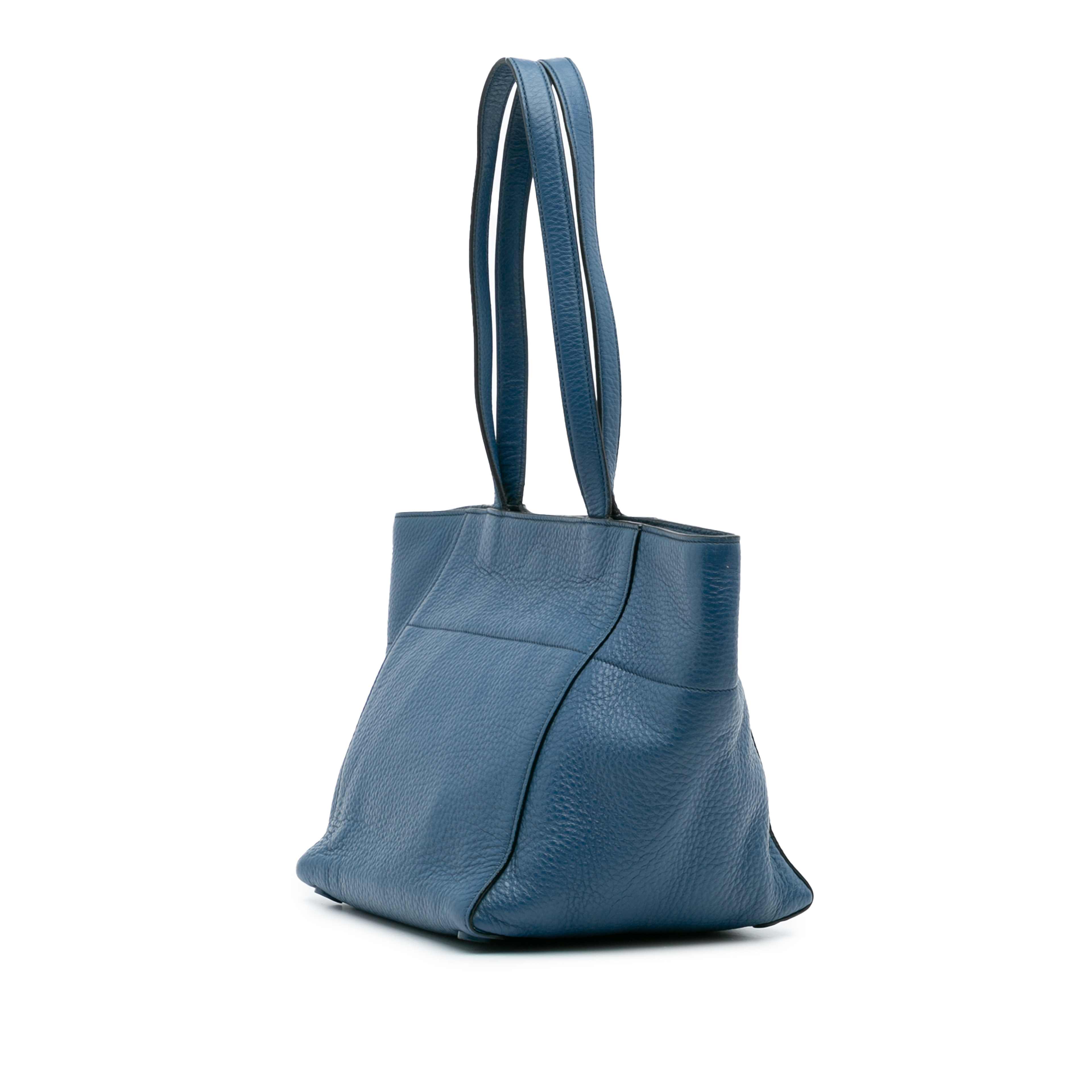 Prada Vitello Daino Tote, från Luxclusif, i färgen blue. Klicka för att öppna bilden i stort format