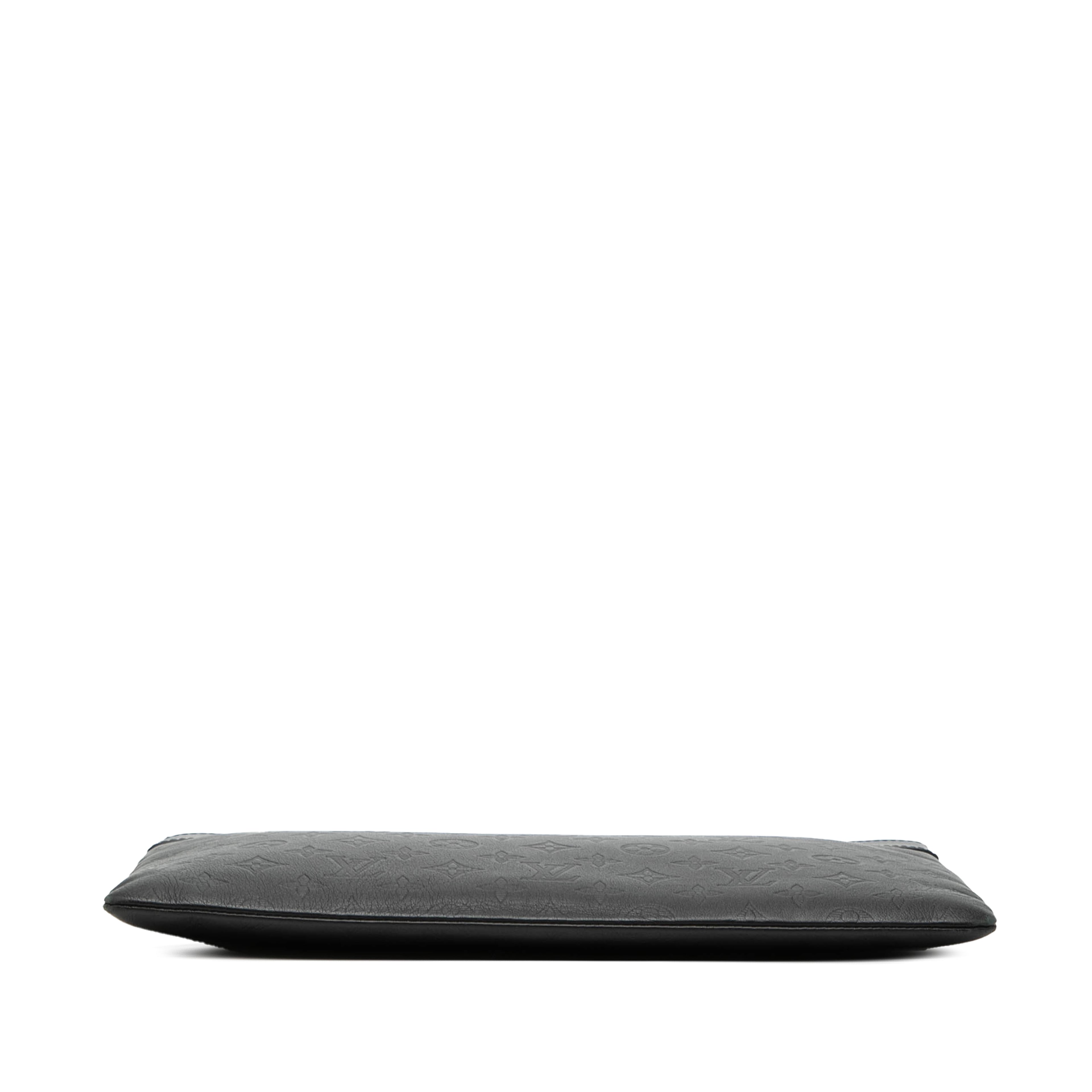 Louis Vuitton Monogram Shadow Discovery Pochette, från Luxclusif, i färgen black. Klicka för att öppna bilden i stort format