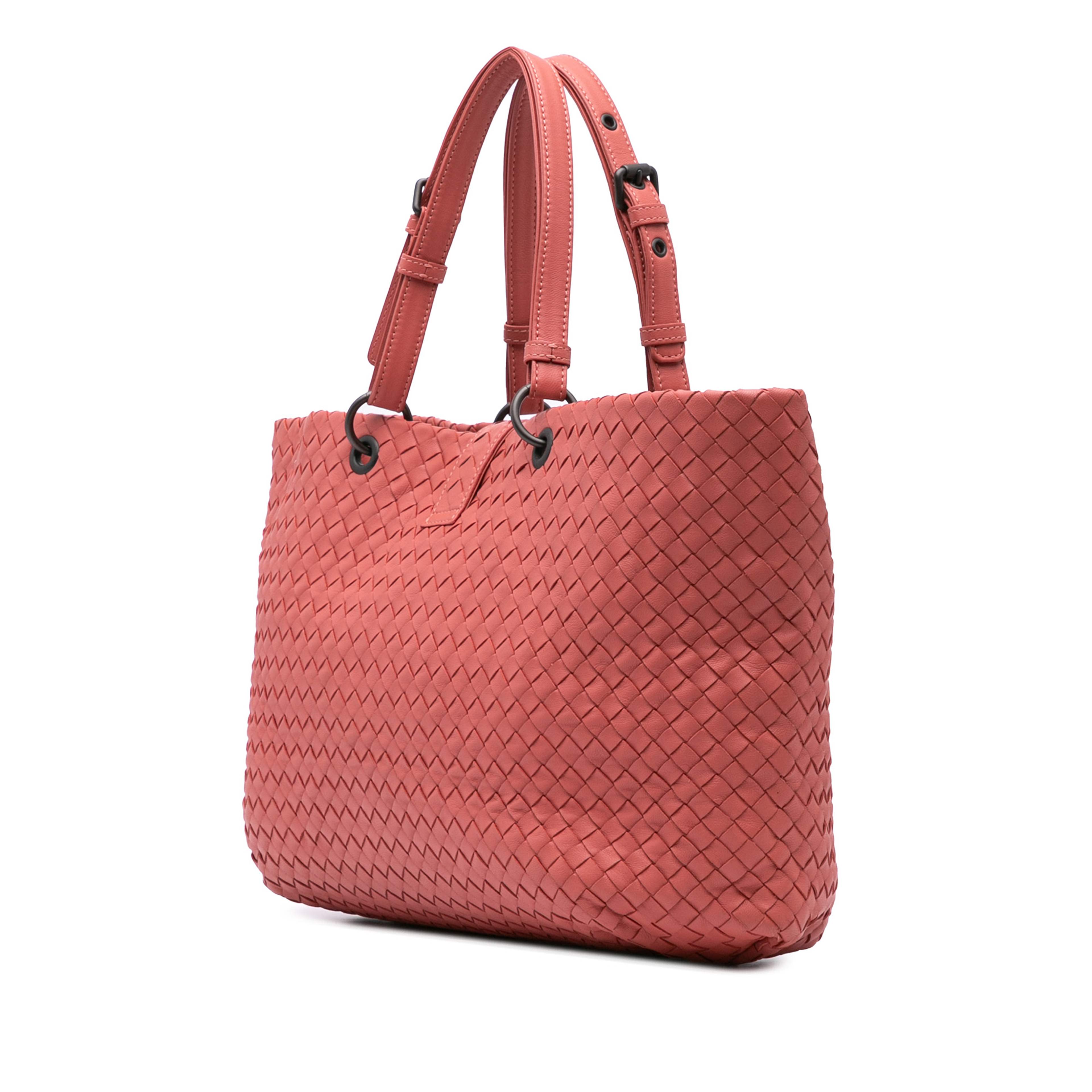 Bottega Veneta Medium Nappa Intrecciato Capri Tote, från Luxclusif, i färgen indian red. Klicka för att öppna bilden i stort format