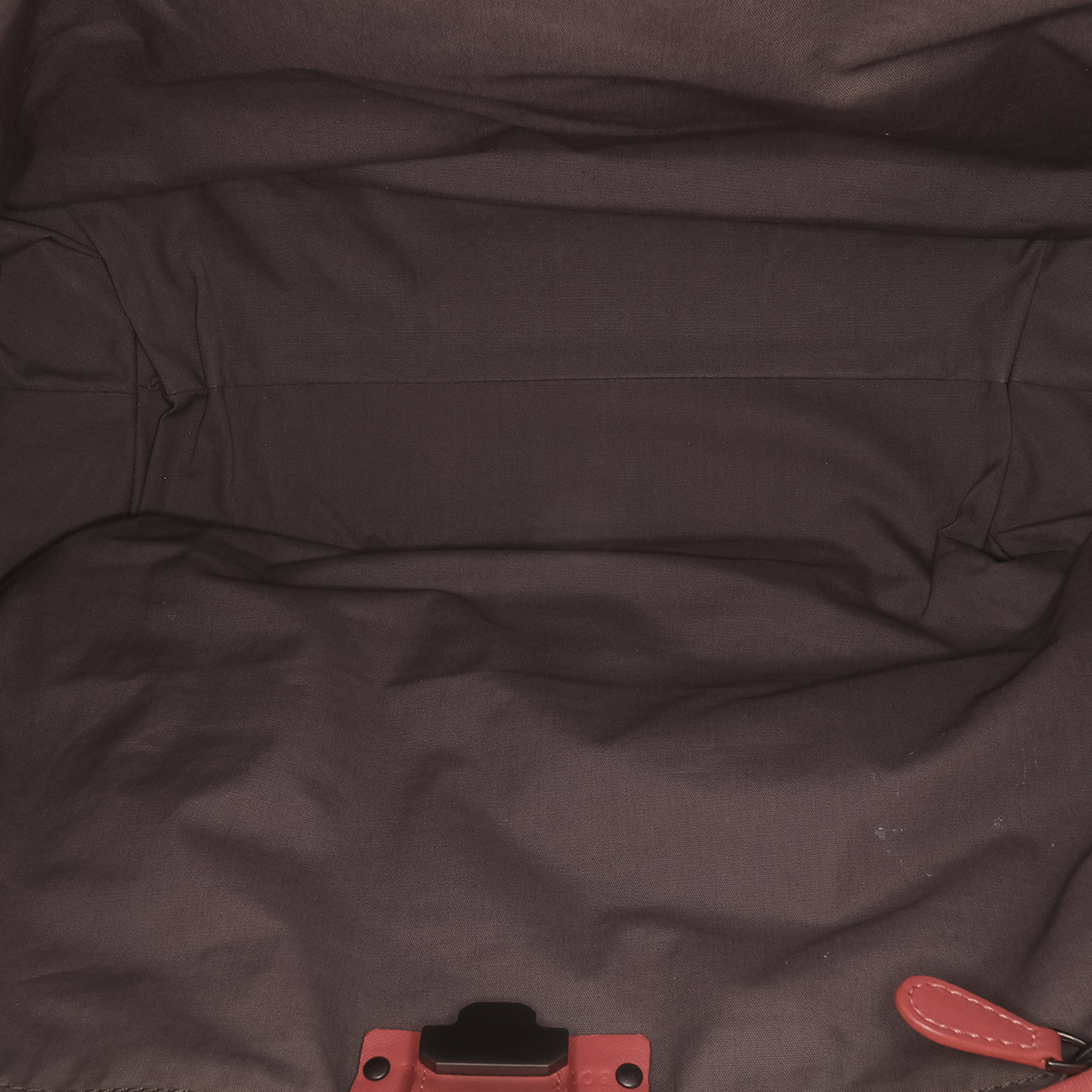 Bottega Veneta Medium Nappa Intrecciato Capri Tote, från Luxclusif, i färgen indian red. Klicka för att öppna bilden i stort format