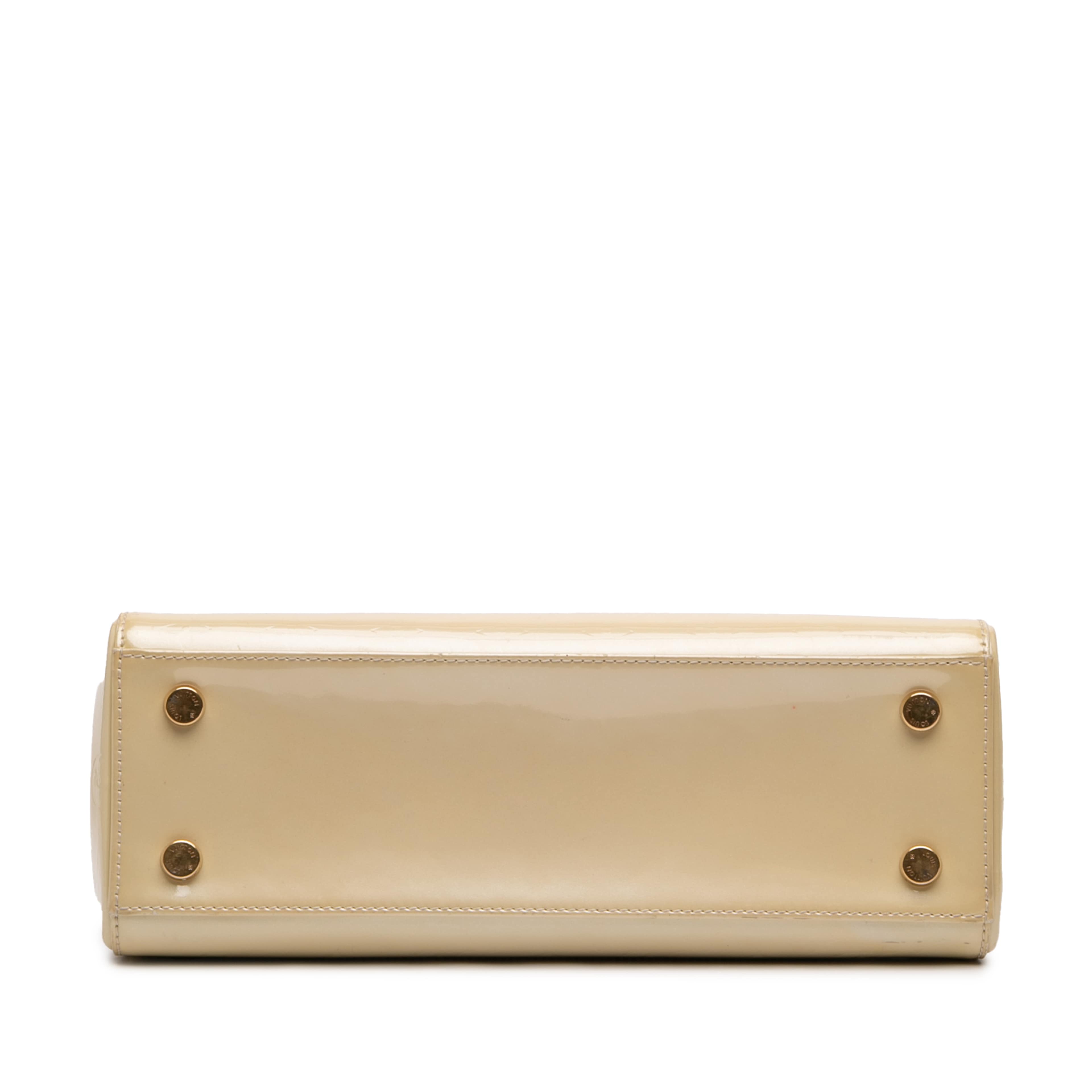 Louis Vuitton Monogram Vernis Brea Mm, från Luxclusif, i färgen beige. Klicka för att öppna bilden i stort format