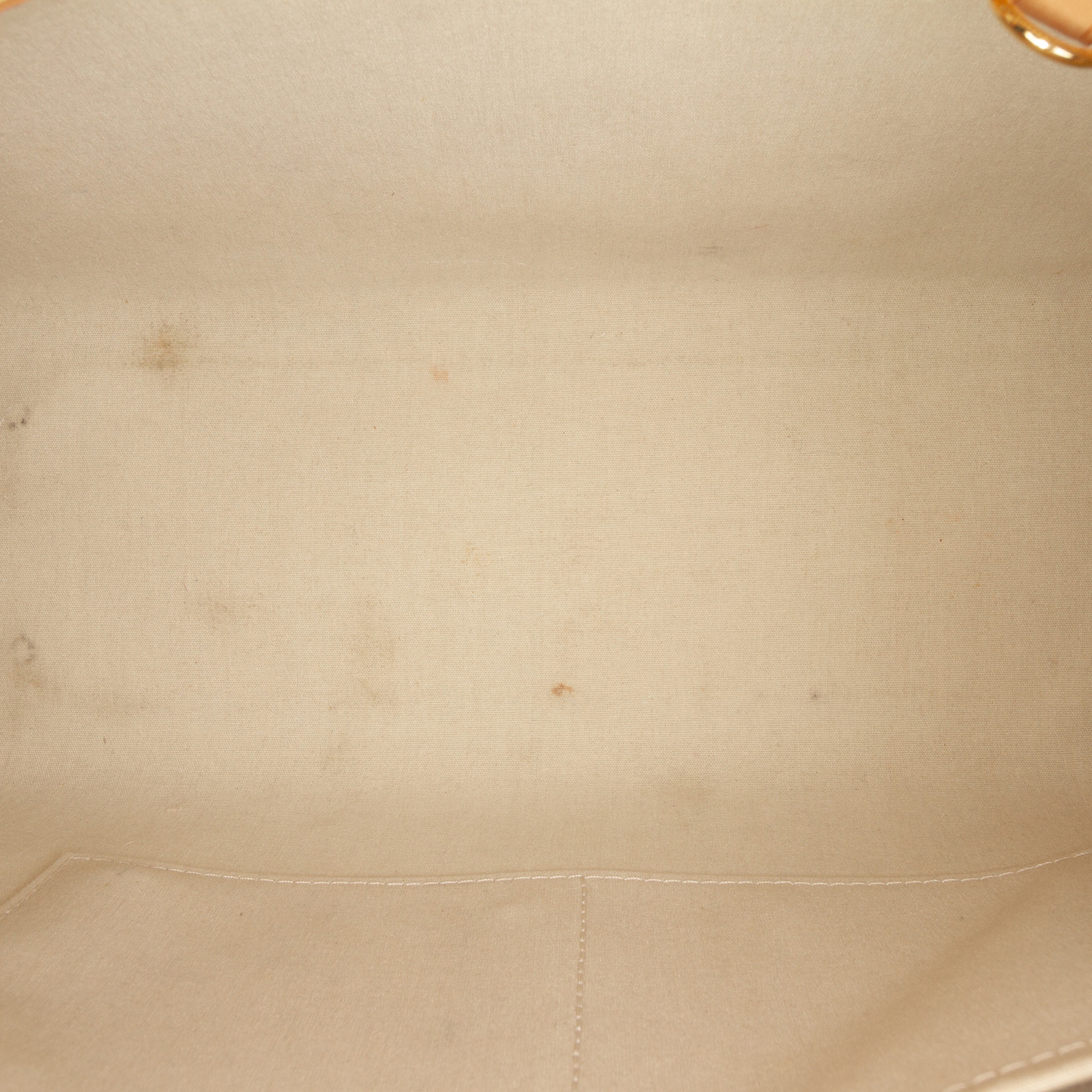 Louis Vuitton Monogram Vernis Brea Mm, från Luxclusif, i färgen beige. Klicka för att öppna bilden i stort format