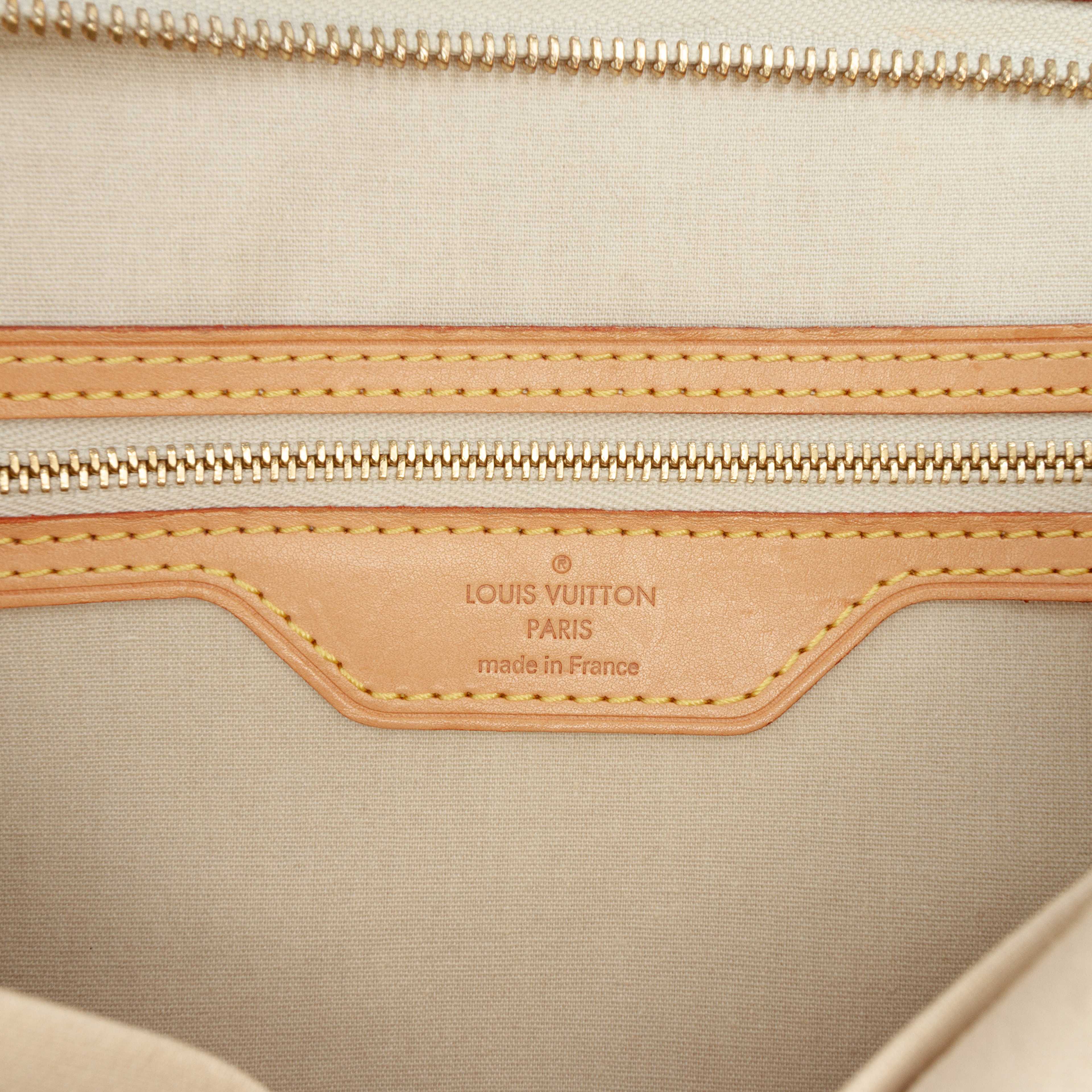 Louis Vuitton Monogram Vernis Brea Mm, från Luxclusif, i färgen beige. Klicka för att öppna bilden i stort format