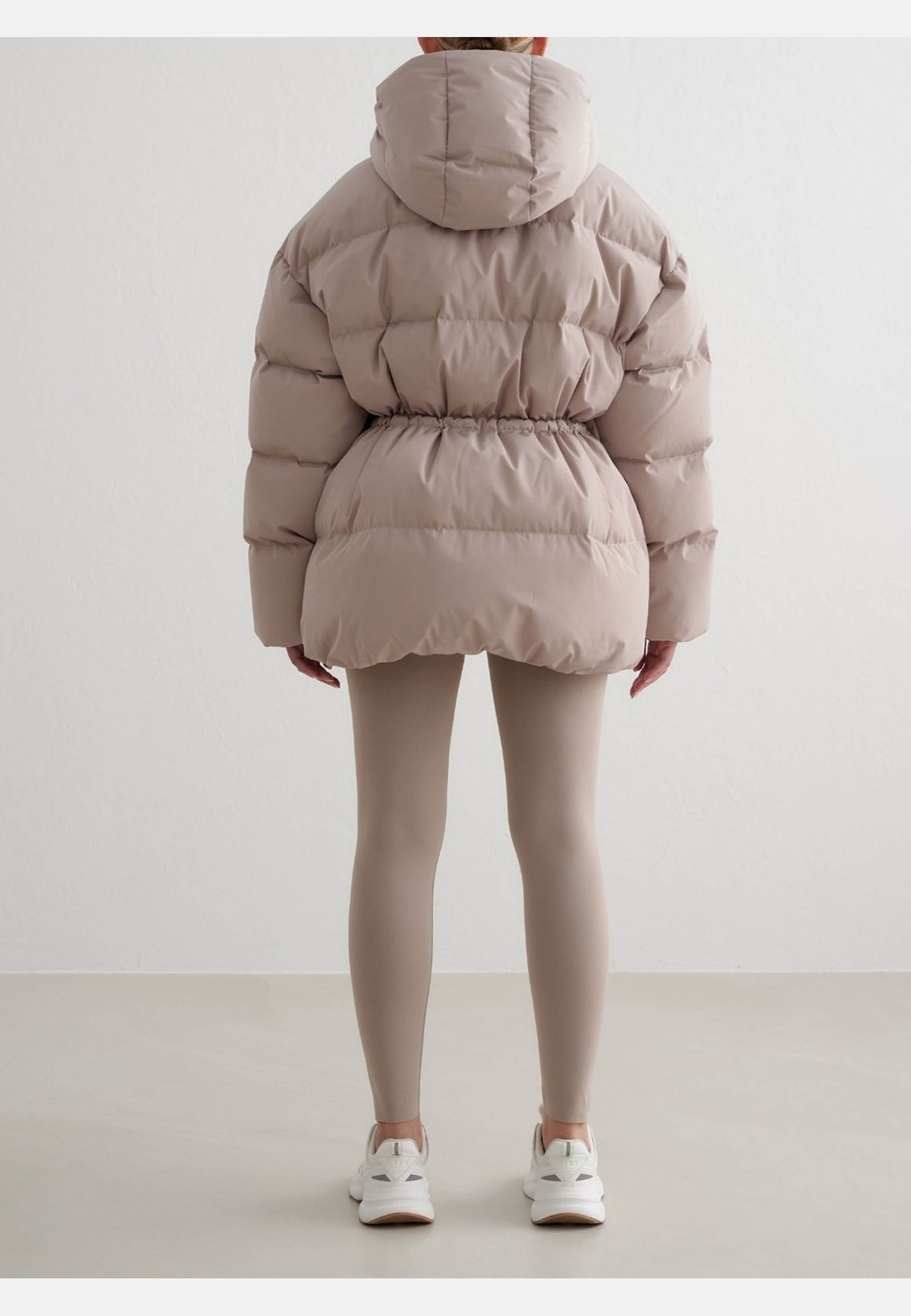 Moment Puffer Jacket, från aim'n, i färgen dark clay. Klicka för att öppna bilden i stort format