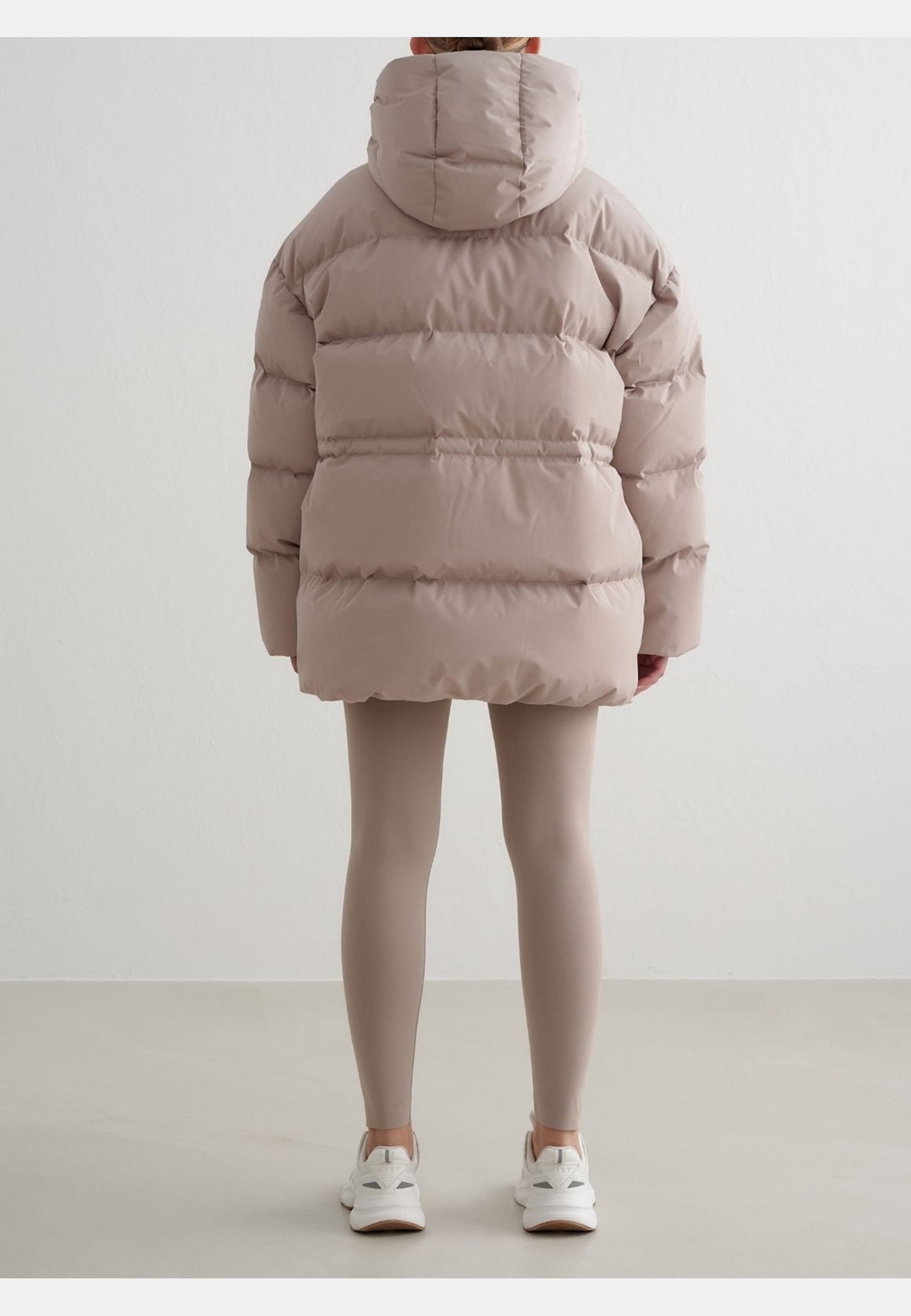 Moment Puffer Jacket, från aim'n, i färgen dark clay. Klicka för att öppna bilden i stort format
