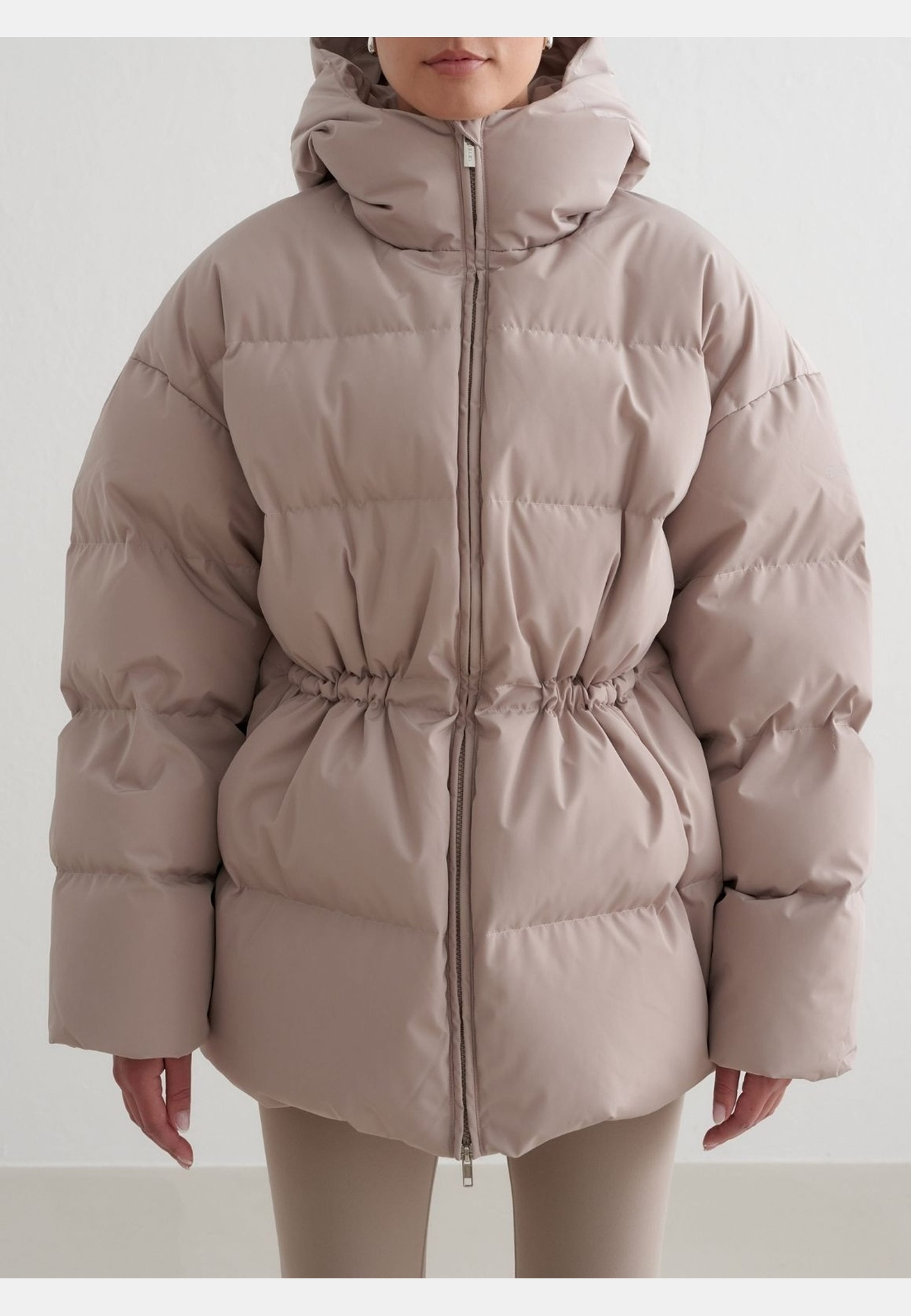 Moment Puffer Jacket, från aim'n, i färgen dark clay. Klicka för att öppna bilden i stort format