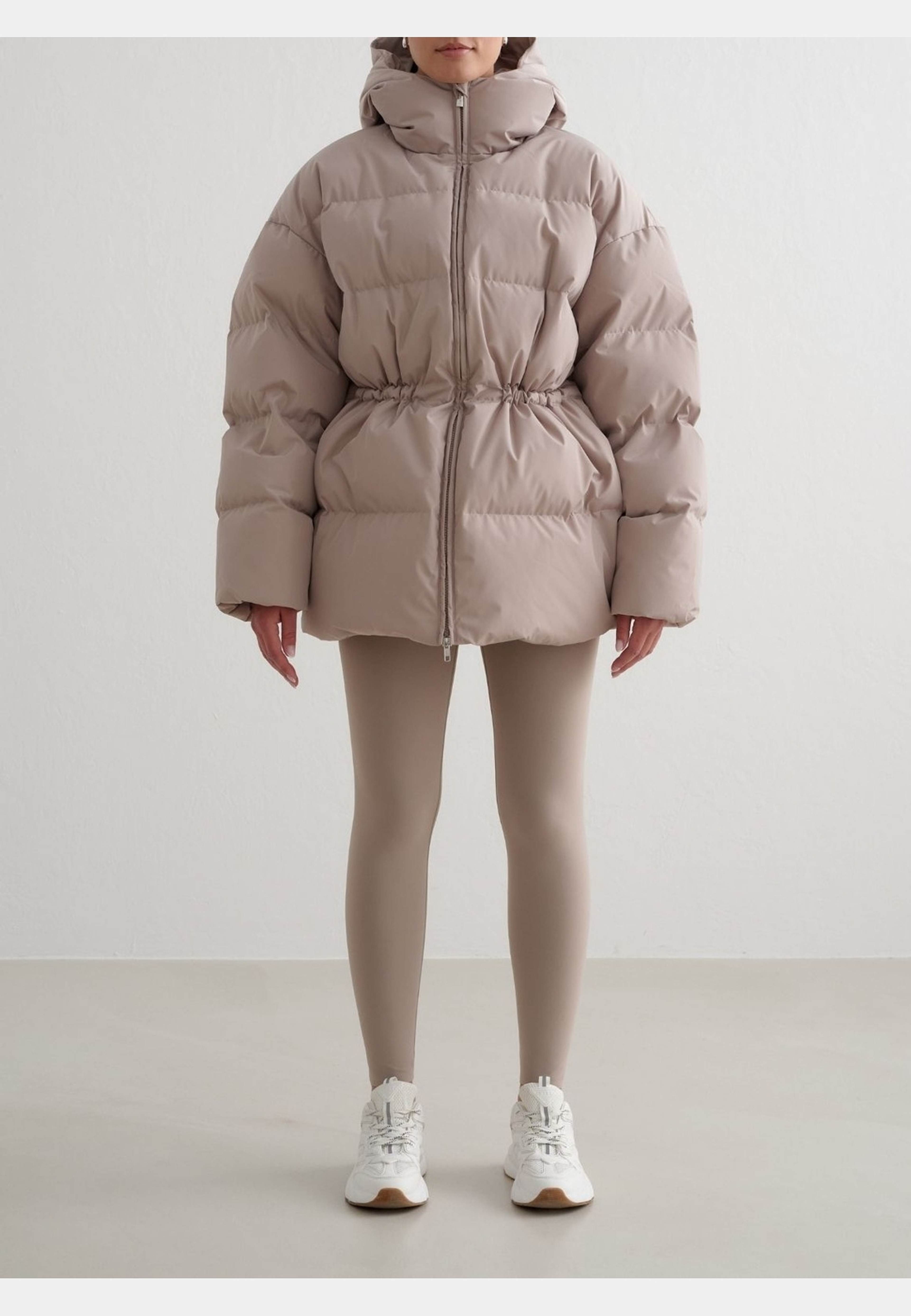 Moment Puffer Jacket, från aim'n, i färgen dark clay. Klicka för att öppna bilden i stort format