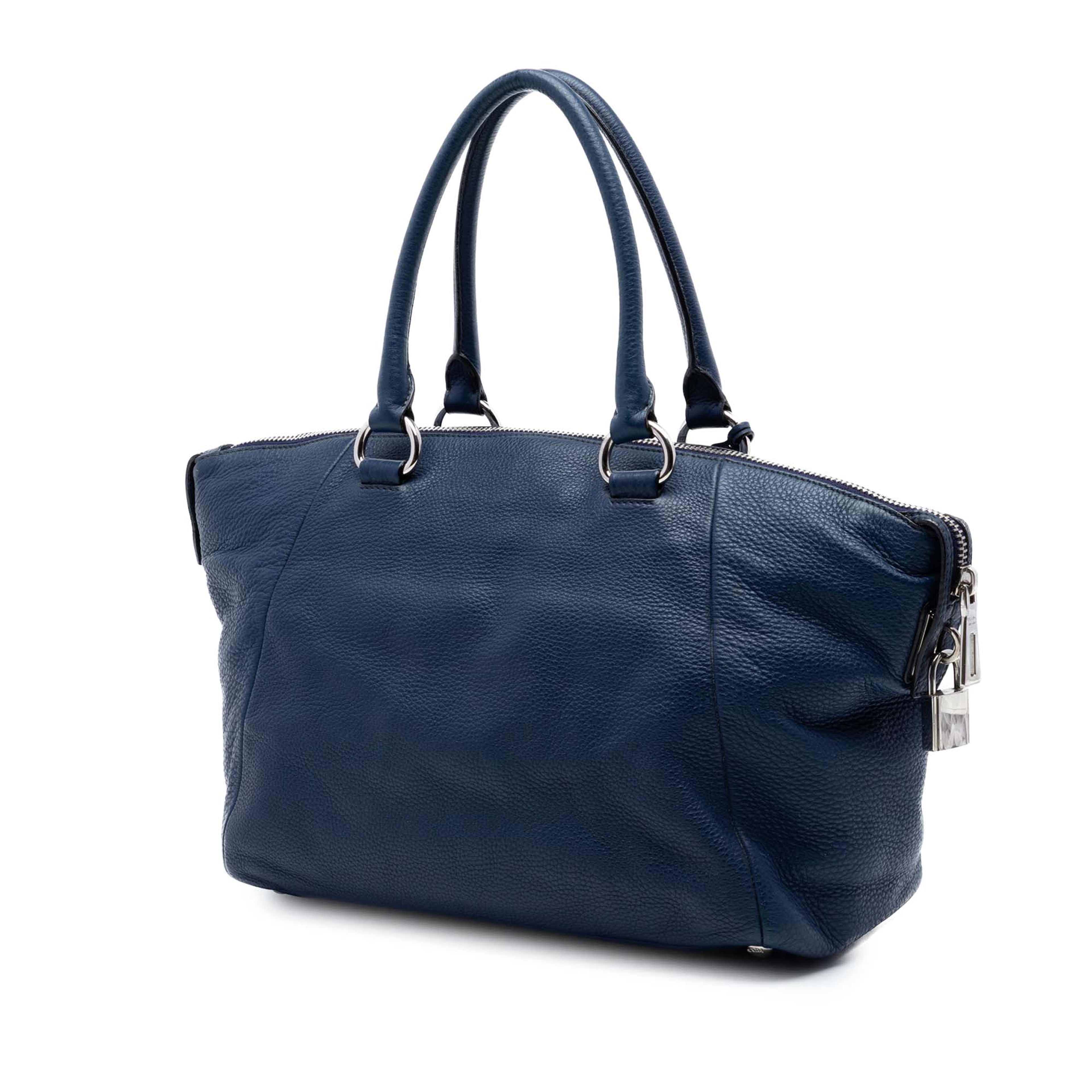 Prada Vitello Daino Double Handle Satchel, från Luxclusif, i färgen blå. Klicka för att öppna bilden i stort format