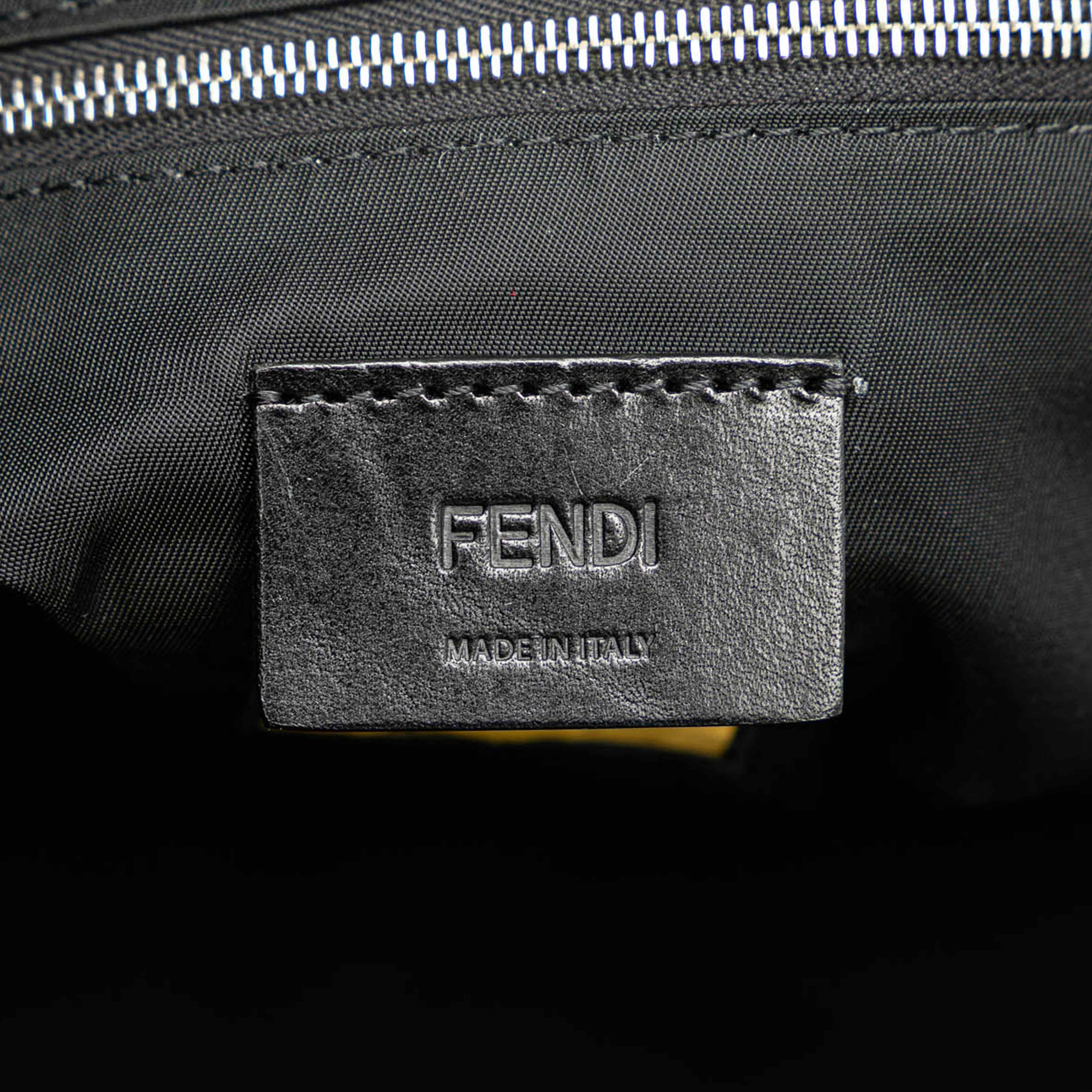 Fendi Nylon Baguette Messenger Bag, från Luxclusif, i färgen black. Klicka för att öppna bilden i stort format