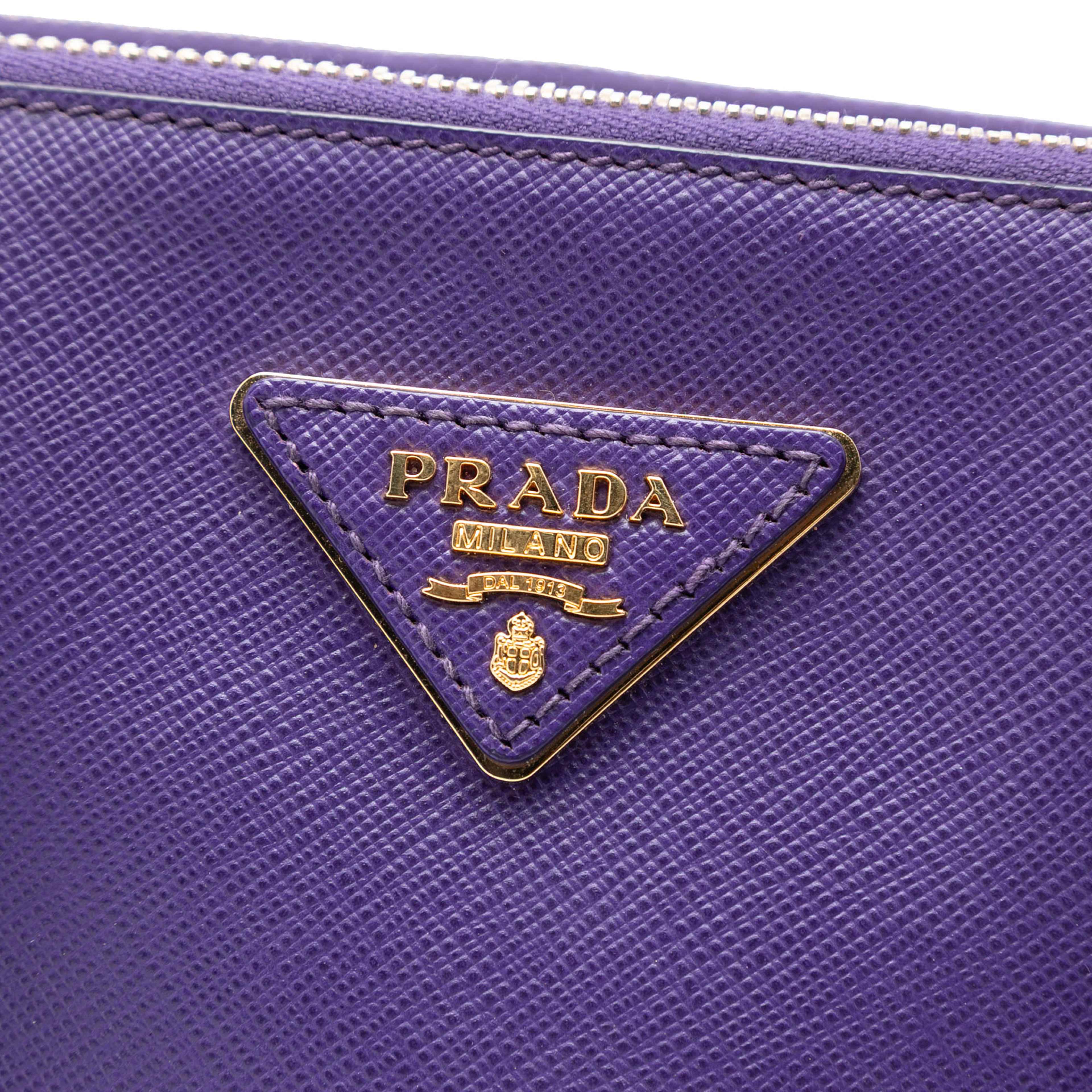 Prada Small Saffiano Lux Galleria Double Zip Satchel, från Luxclusif, i färgen purple. Klicka för att öppna bilden i stort format