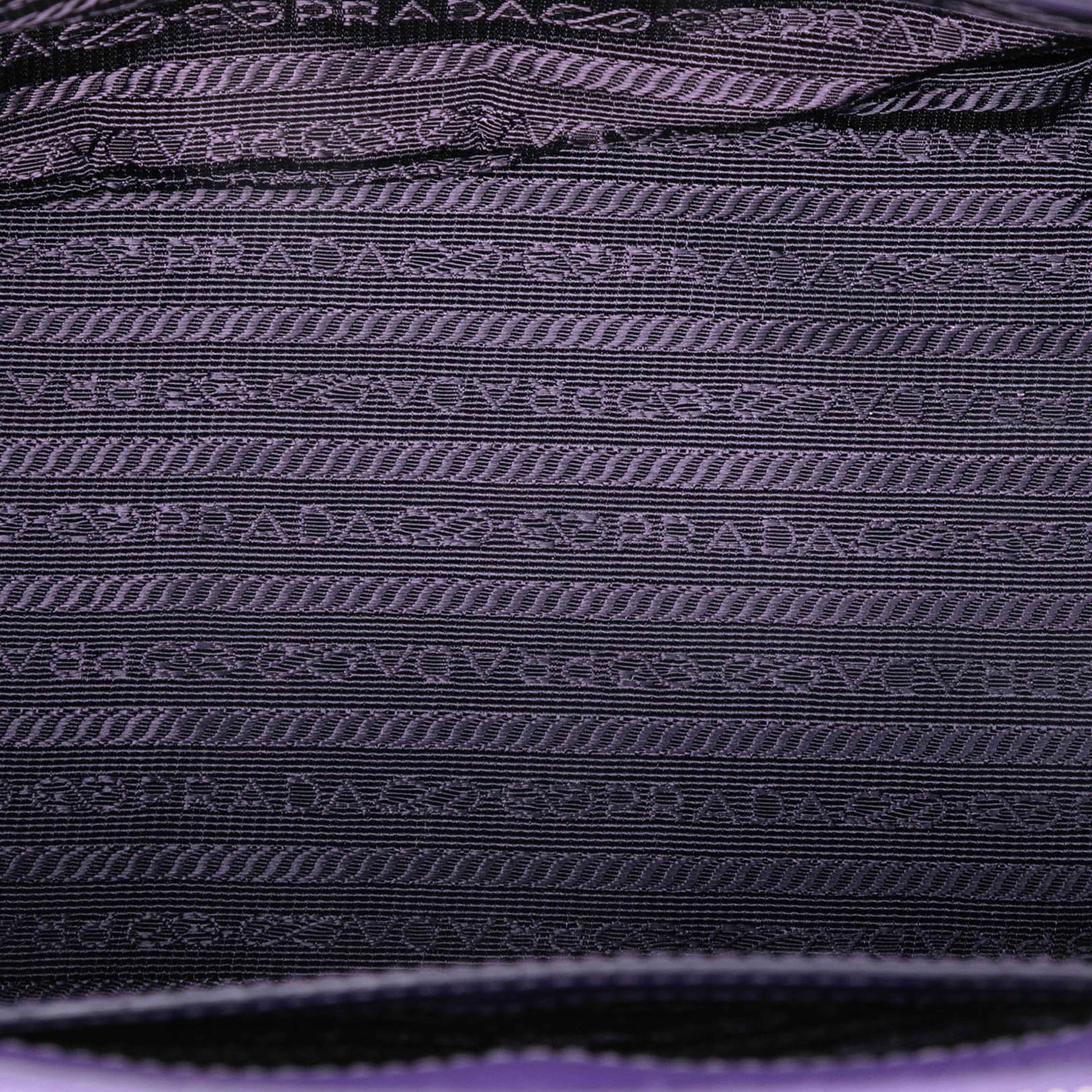 Prada Small Saffiano Lux Galleria Double Zip Satchel, från Luxclusif, i färgen purple. Klicka för att öppna bilden i stort format