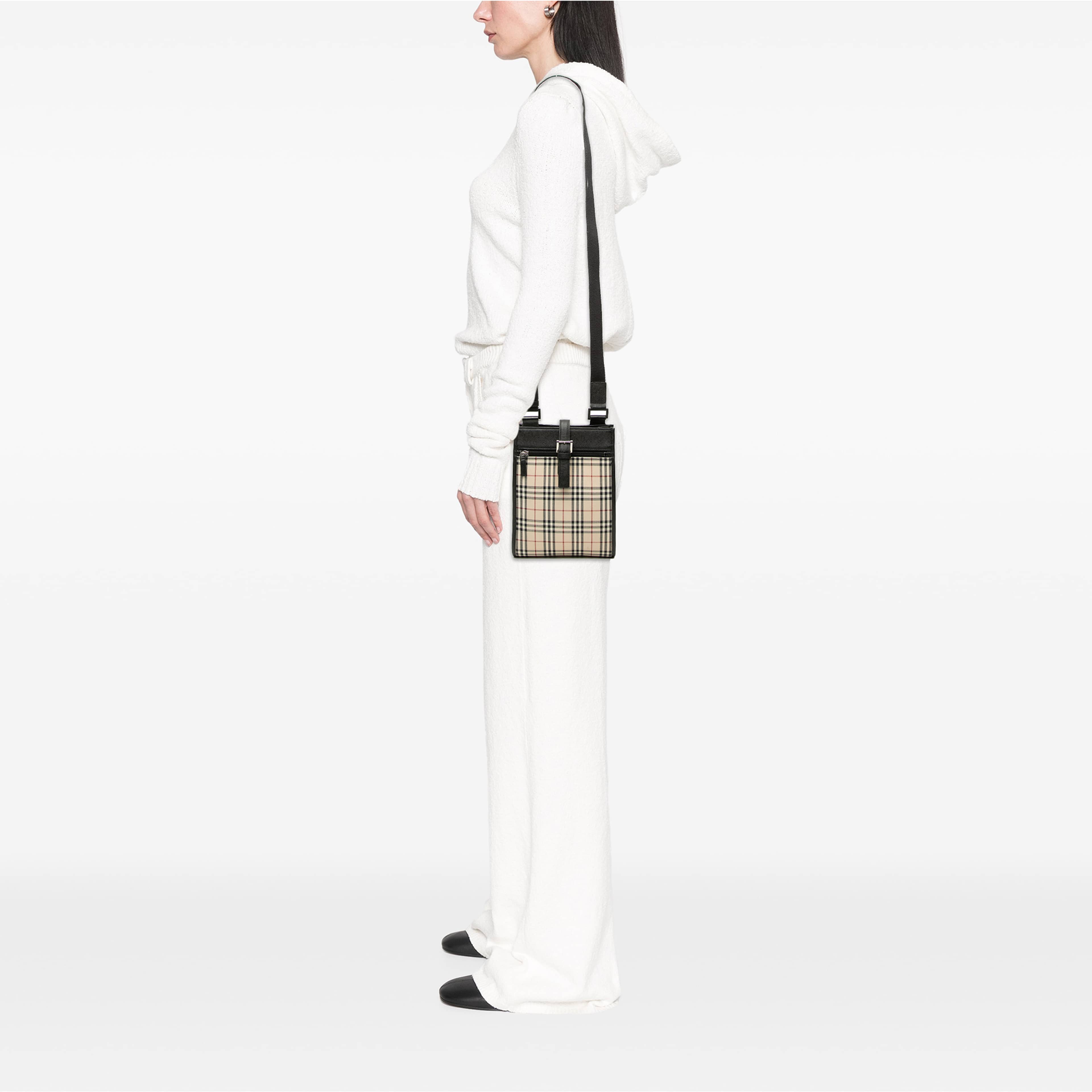 Gucci Gg Canvas Crossbody, från Luxclusif, i färgen beige. Klicka för att öppna bilden i stort format