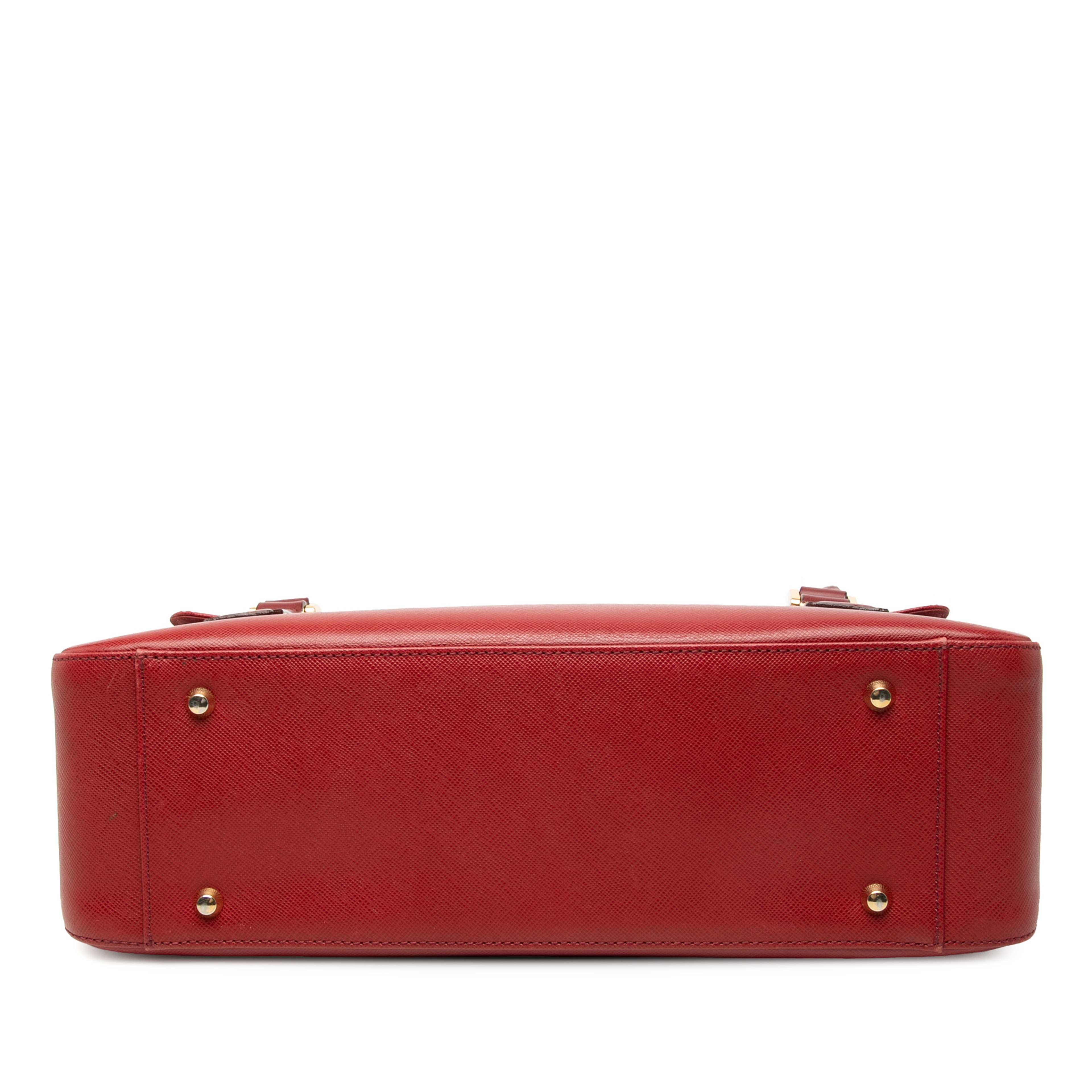 Burberry Leather Handbag, från Luxclusif, i färgen red. Klicka för att öppna bilden i stort format