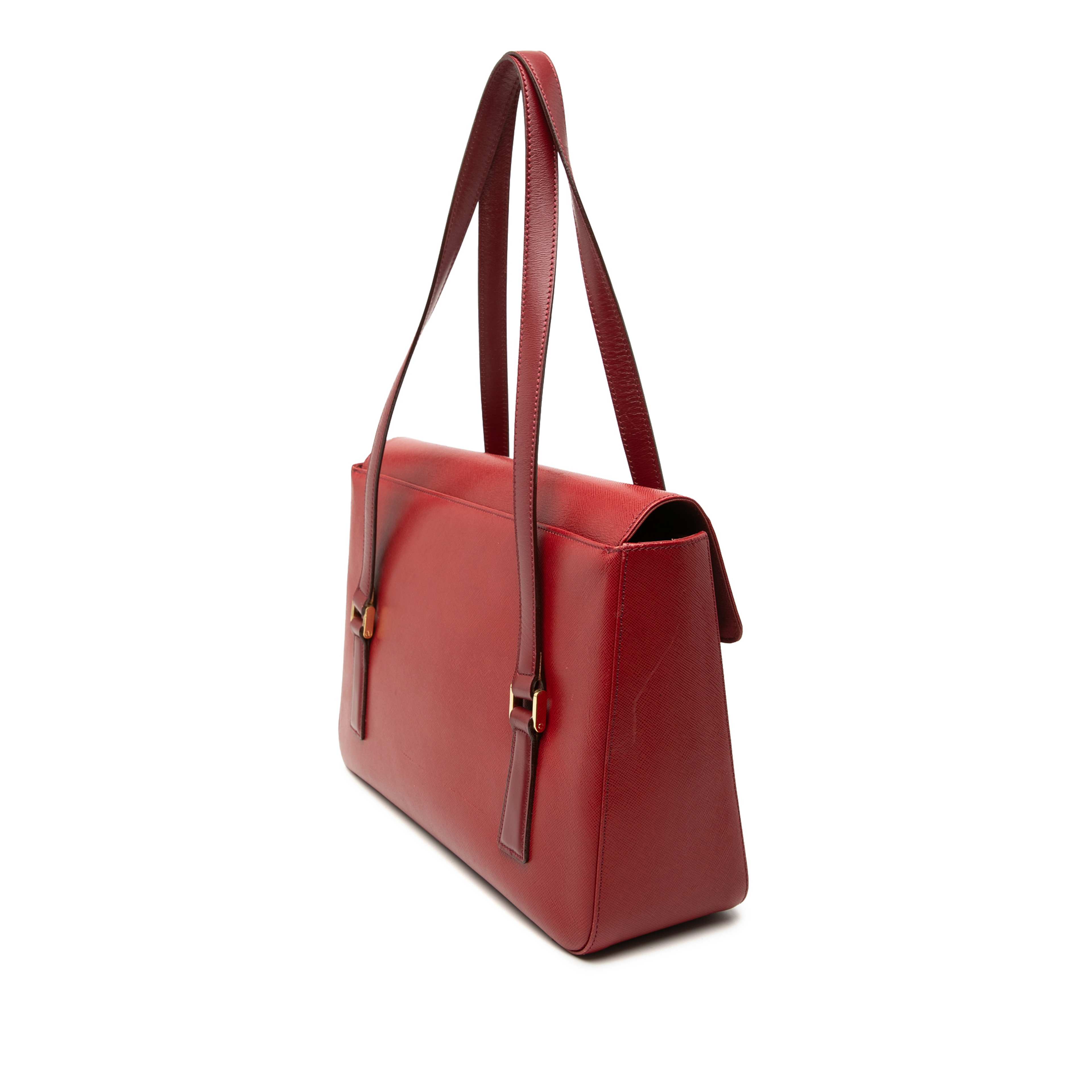 Burberry Leather Handbag, från Luxclusif, i färgen red. Klicka för att öppna bilden i stort format