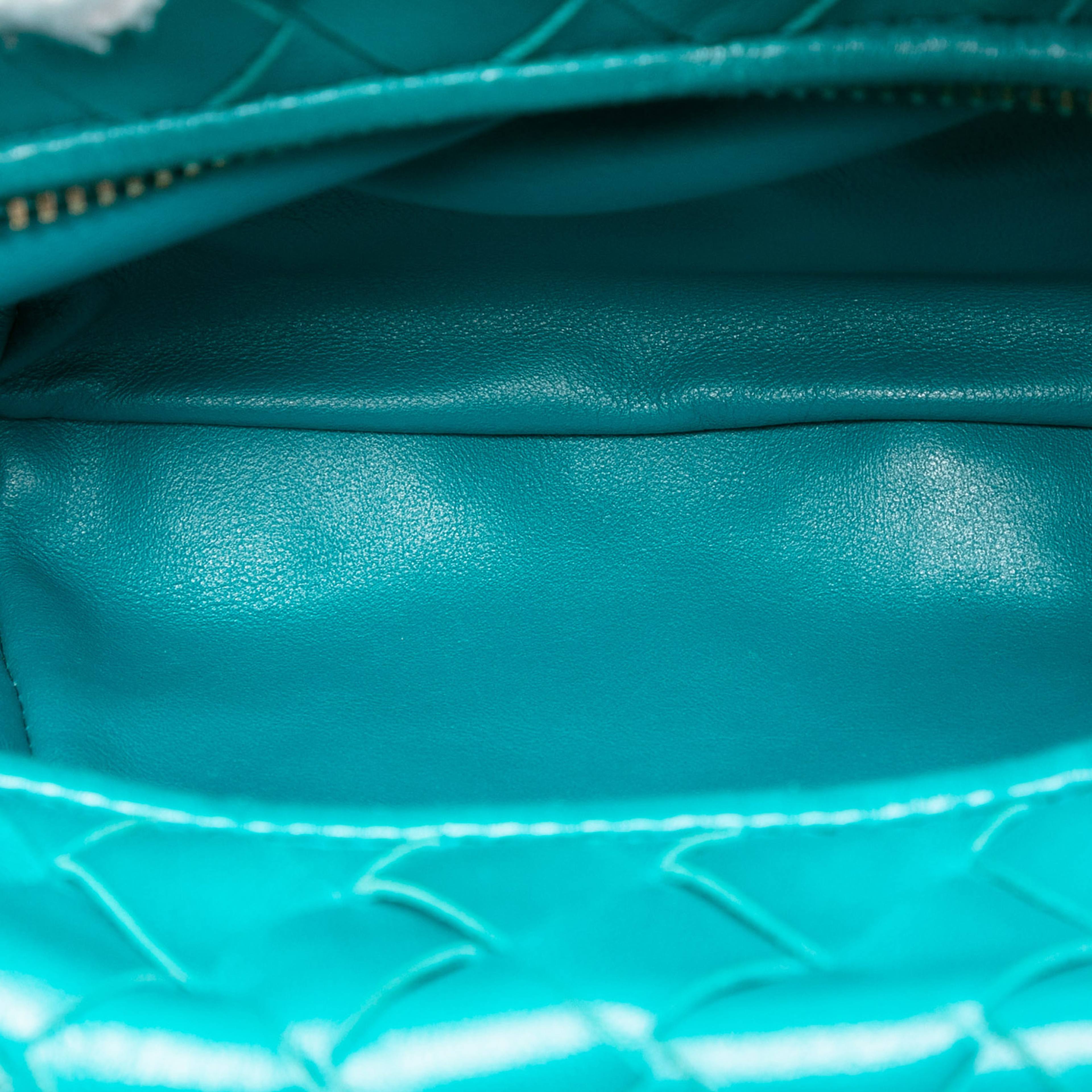 Bottega Veneta Mini Nappa Intrecciato Jodie, från Luxclusif, i färgen turquoise. Klicka för att öppna bilden i stort format
