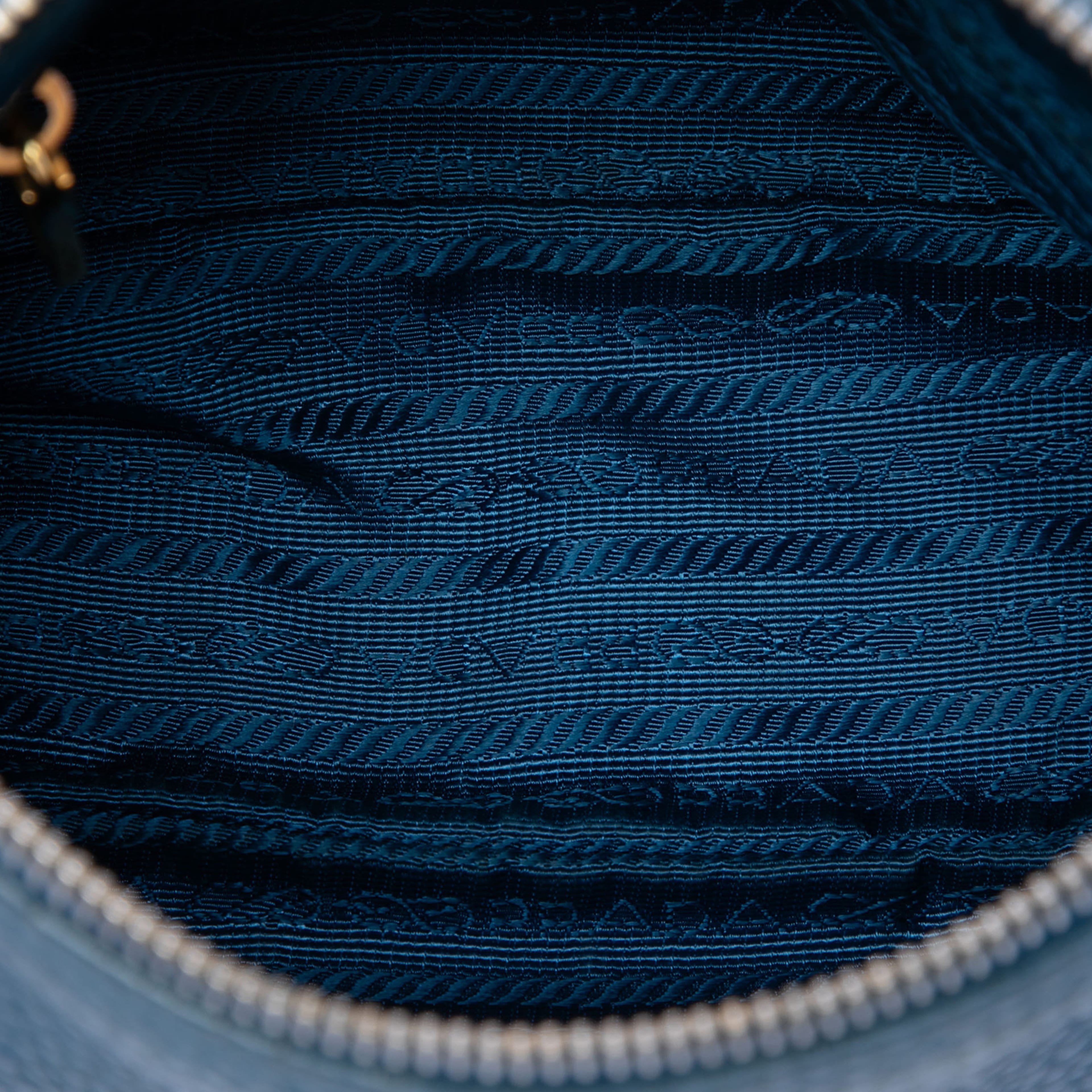 Prada Vitello Daino Pochette, från Luxclusif, i färgen blå. Klicka för att öppna bilden i stort format