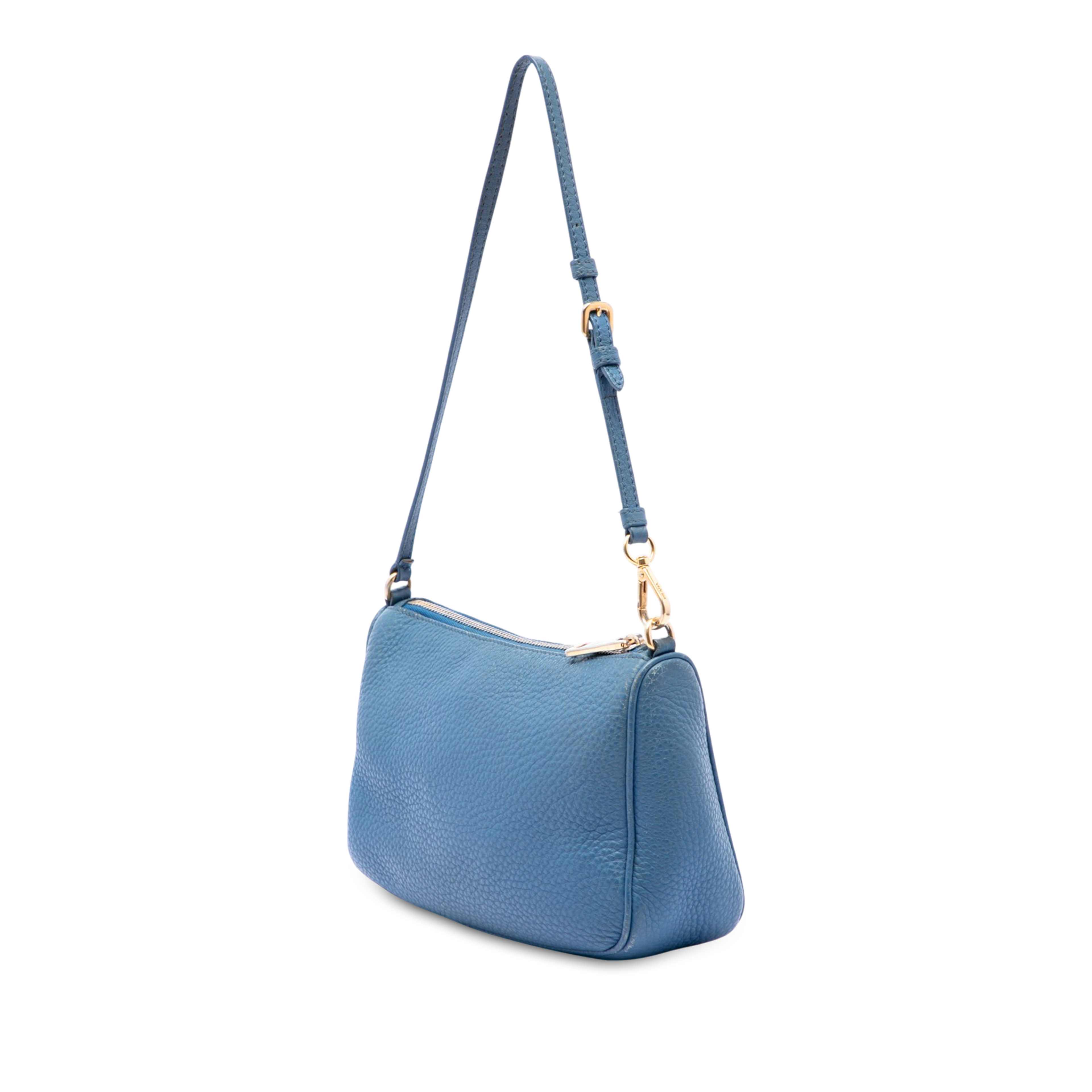 Prada Vitello Daino Pochette, från Luxclusif, i färgen blå. Klicka för att öppna bilden i stort format