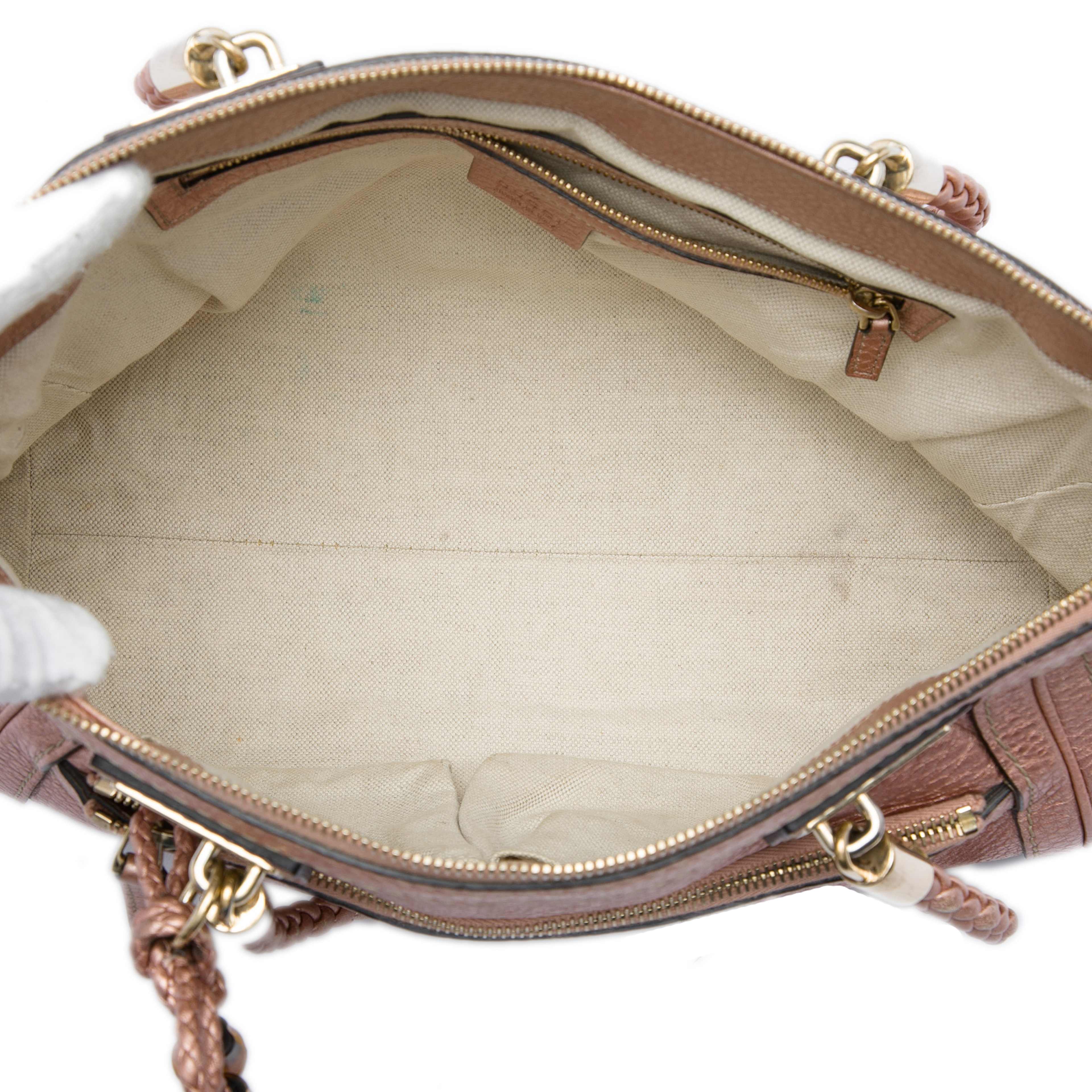 Gucci Metallic Pebbled Calfskin Bella Satchel, från Luxclusif, i färgen rosa. Klicka för att öppna bilden i stort format