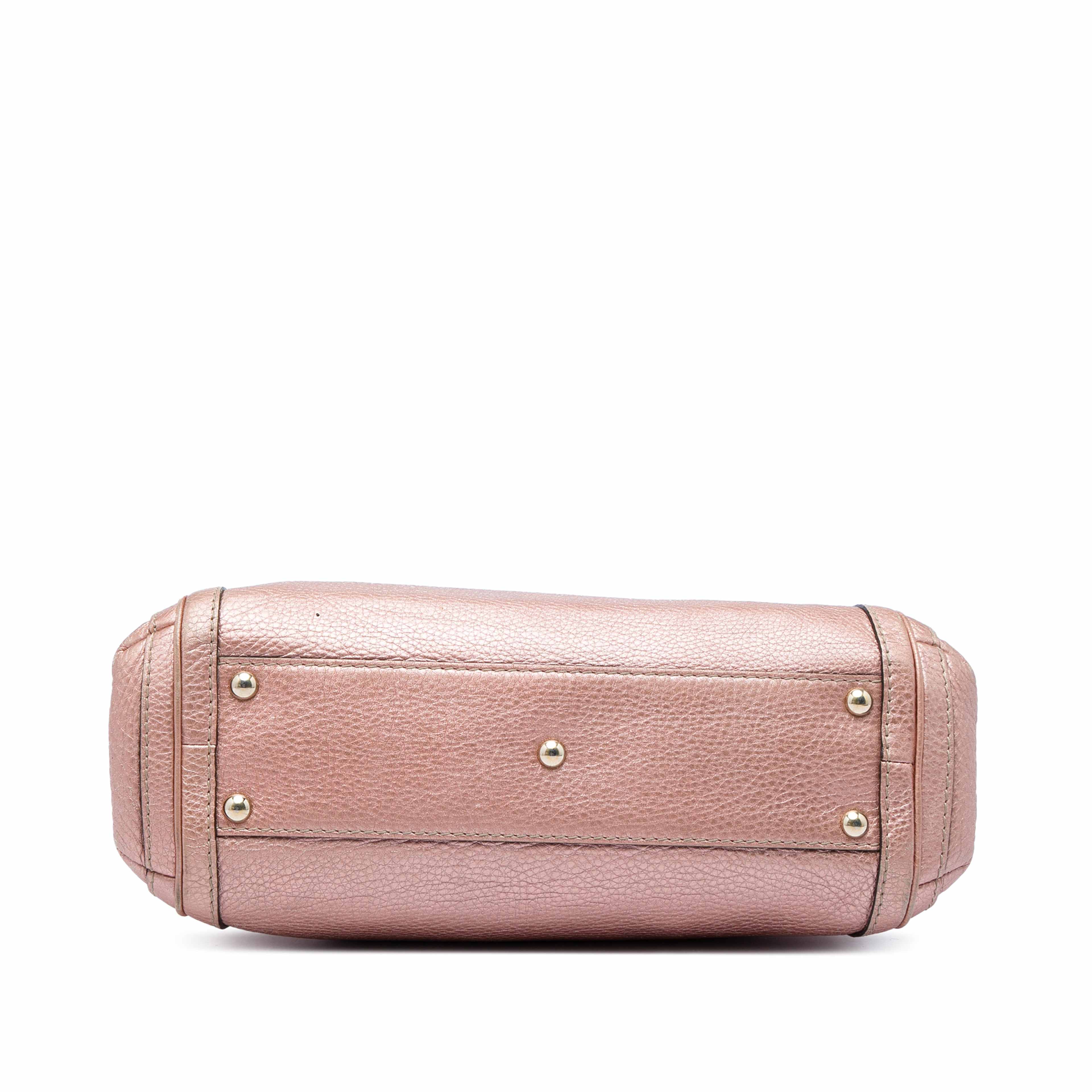 Gucci Metallic Pebbled Calfskin Bella Satchel, från Luxclusif, i färgen rosa. Klicka för att öppna bilden i stort format