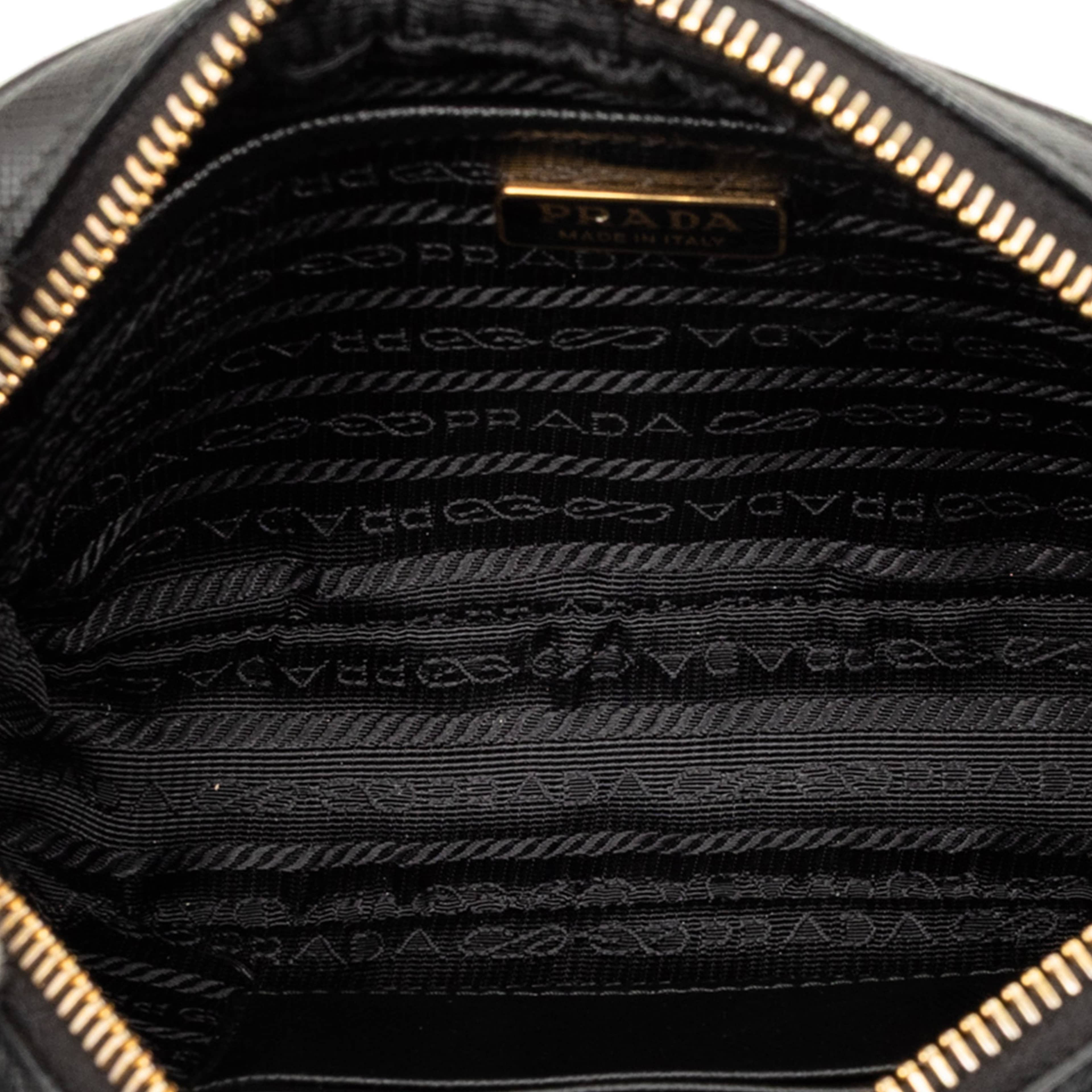 Prada Saffiano Lux Camera Bag, från Luxclusif, i färgen black. Klicka för att öppna bilden i stort format