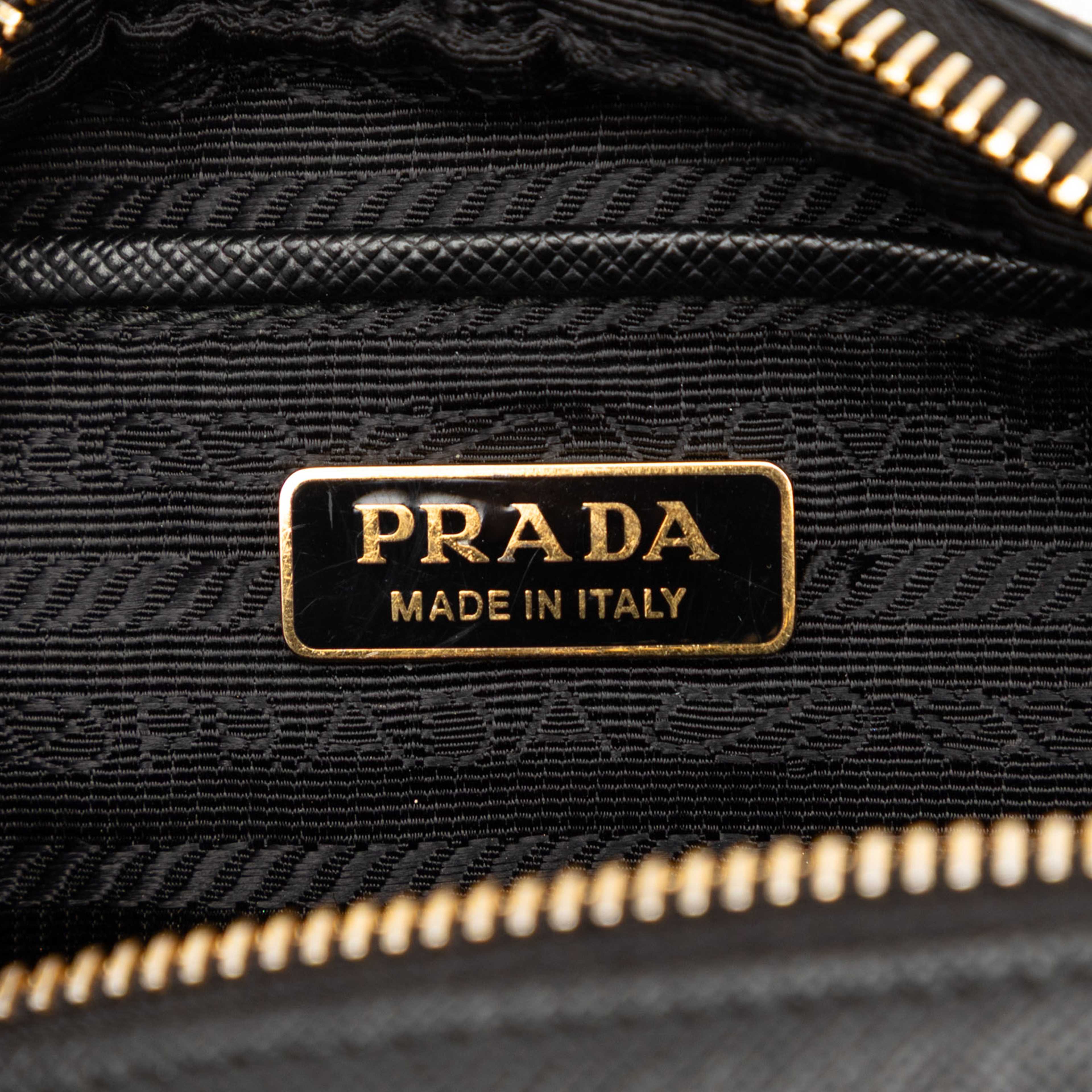 Prada Saffiano Lux Camera Bag, från Luxclusif, i färgen black. Klicka för att öppna bilden i stort format