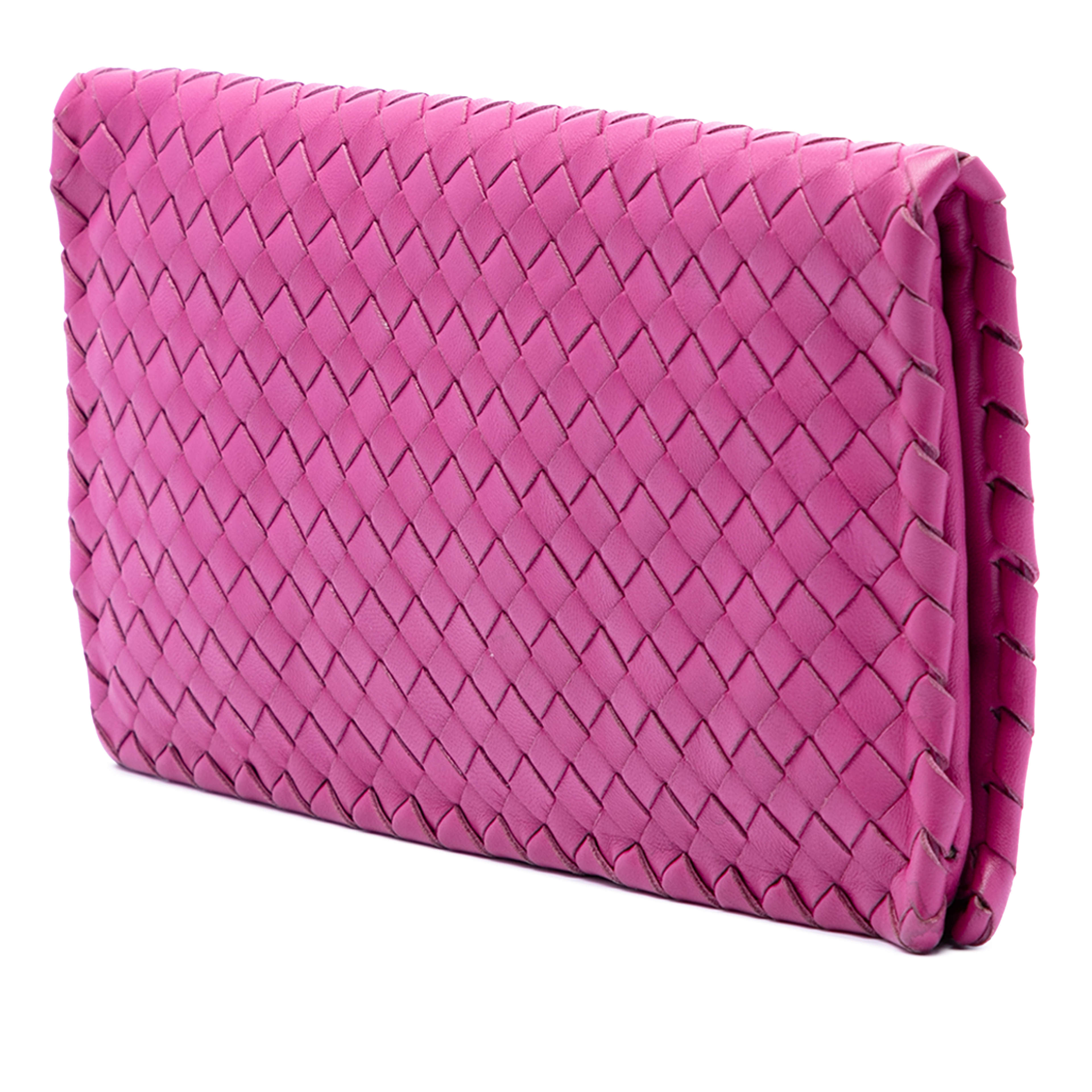 Bottega Veneta Nappa Intrecciato Turn Lock Clutch, från Luxclusif, i färgen rosa. Klicka för att öppna bilden i stort format