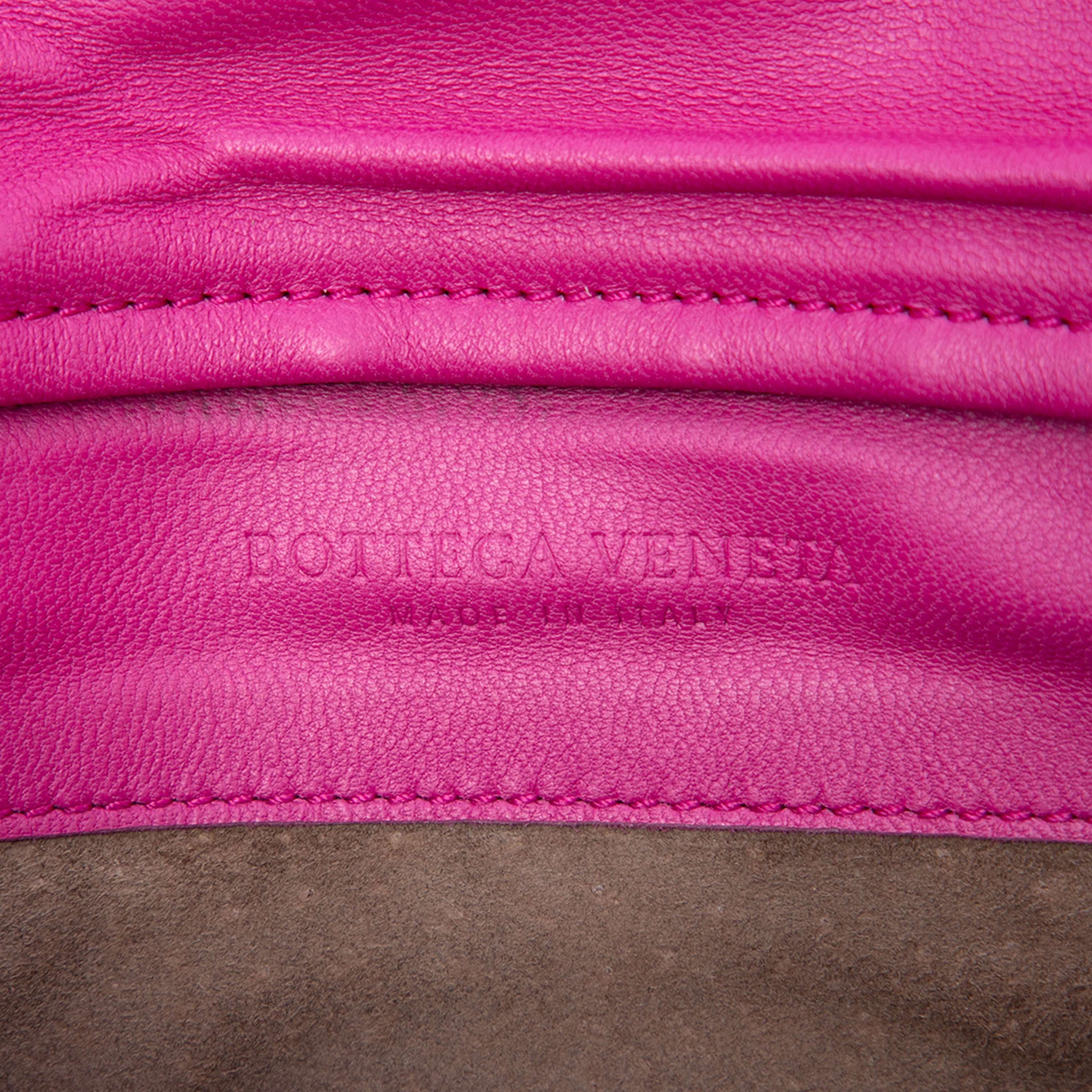 Bottega Veneta Nappa Intrecciato Turn Lock Clutch, från Luxclusif, i färgen hot pink. Klicka för att öppna bilden i stort format