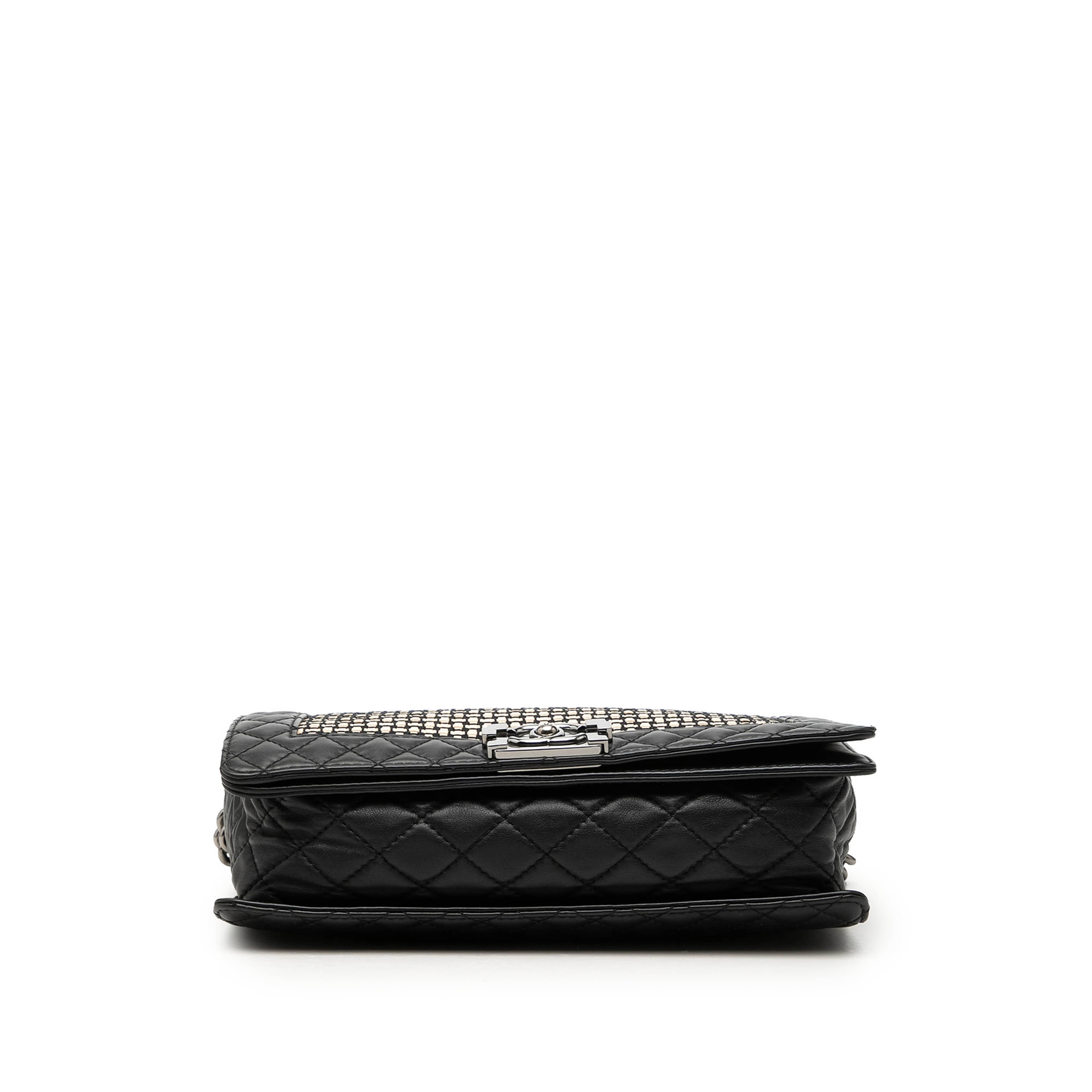 Chanel Medium Woven Calfskin Boy Reverso Flap, från Luxclusif, i färgen svart. Klicka för att öppna bilden i stort format