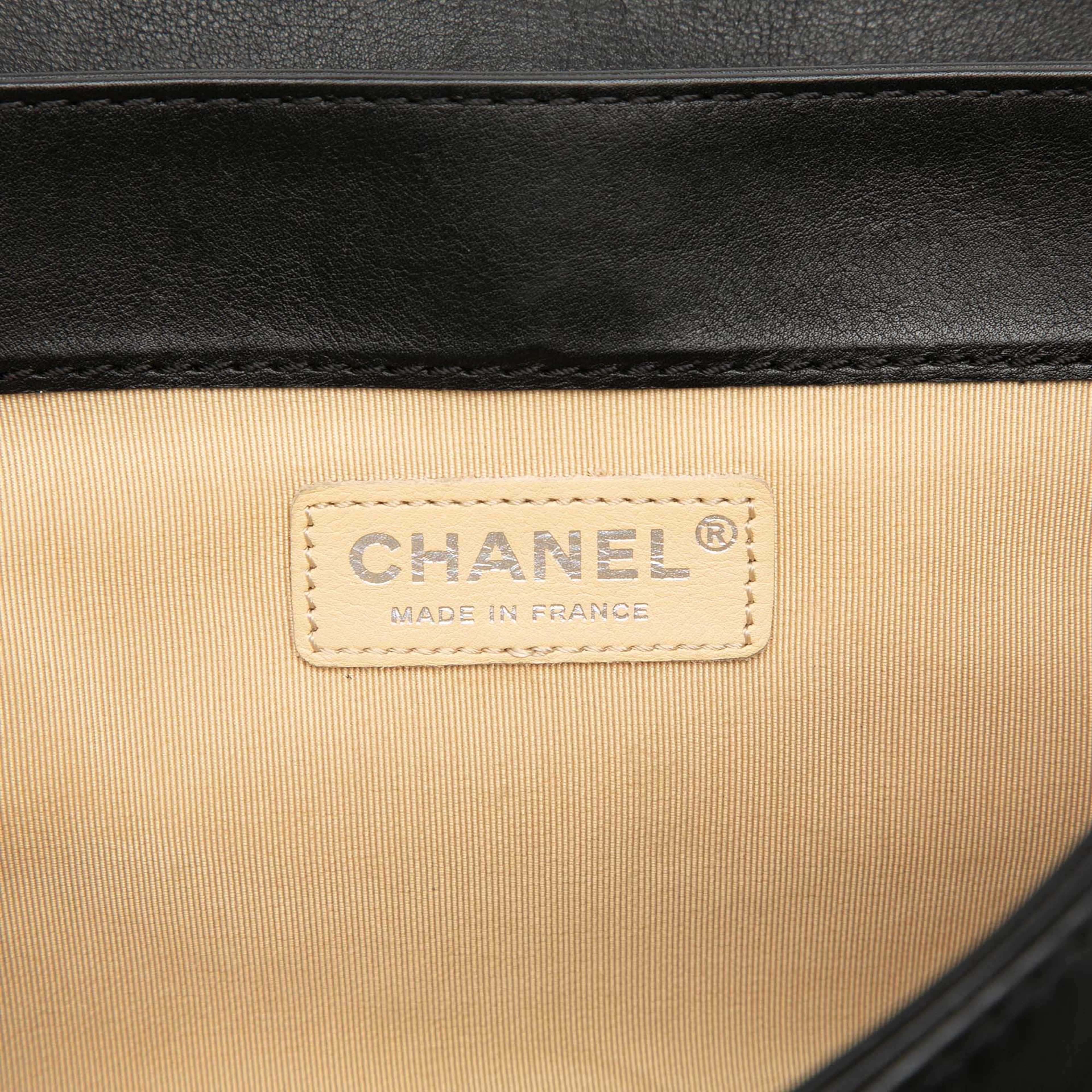 Chanel Medium Woven Calfskin Boy Reverso Flap, från Luxclusif, i färgen svart. Klicka för att öppna bilden i stort format