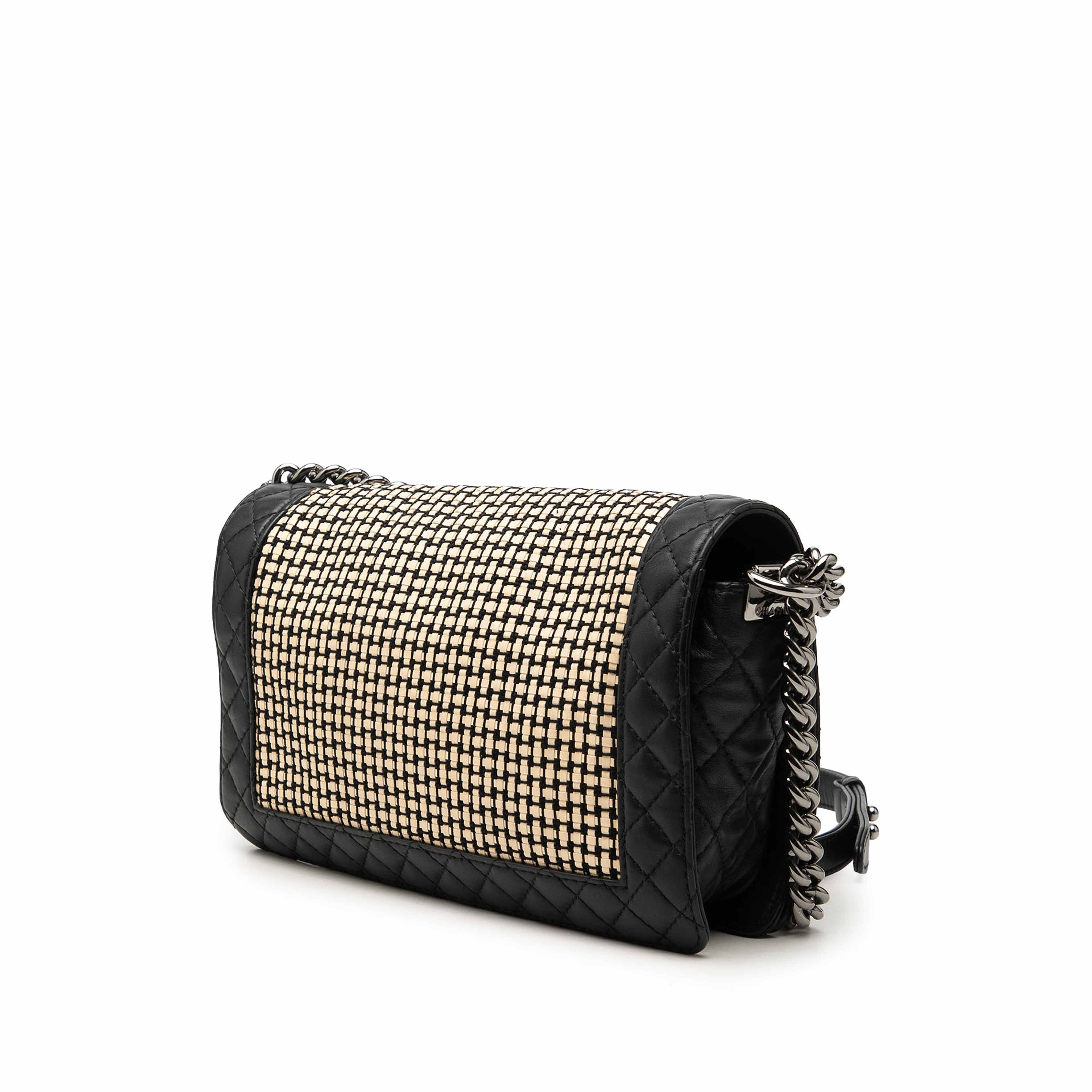 Chanel Medium Woven Calfskin Boy Reverso Flap, från Luxclusif, i färgen svart. Klicka för att öppna bilden i stort format