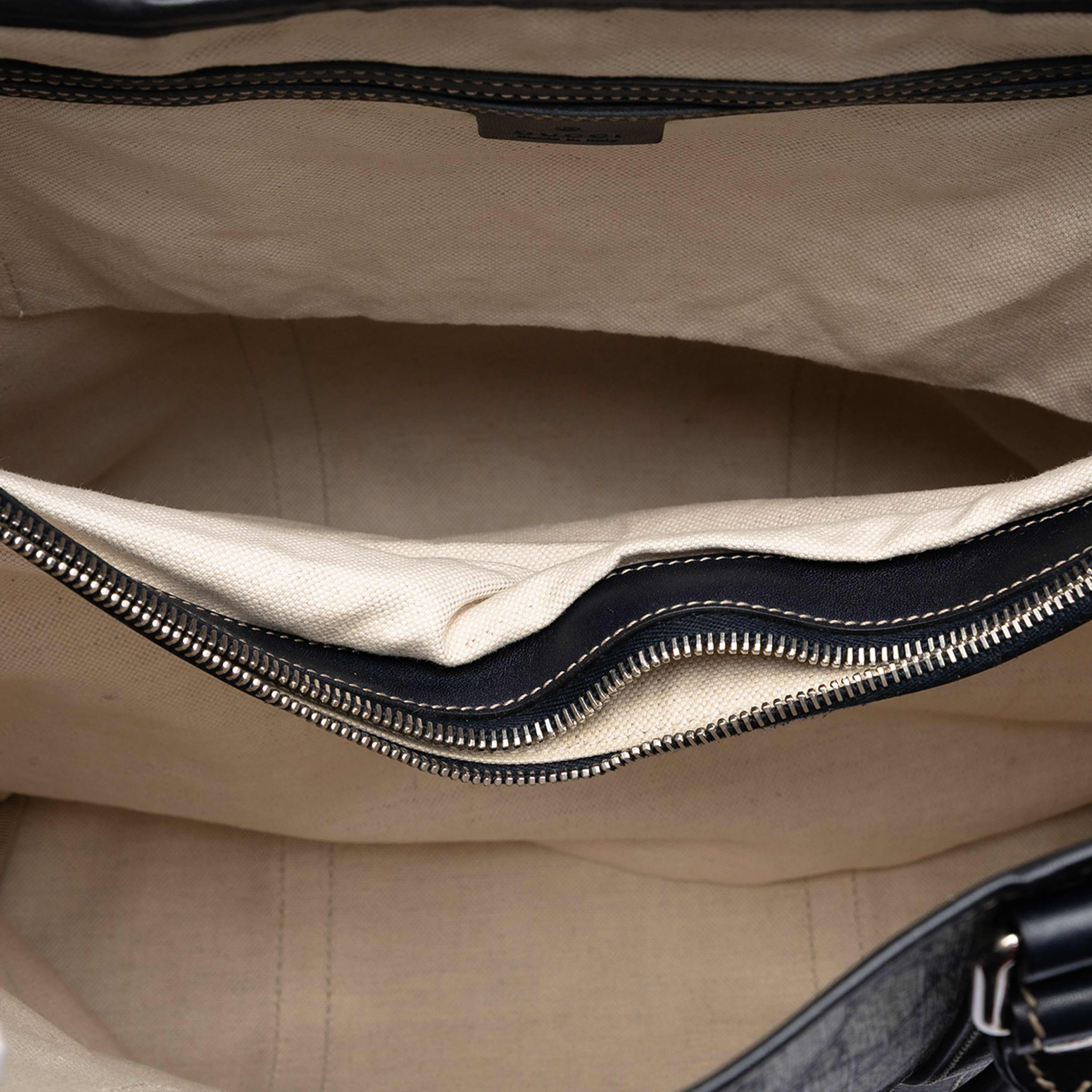 Gucci Gg Supreme Joy Vertical Tote, från Luxclusif, i färgen beige. Klicka för att öppna bilden i stort format