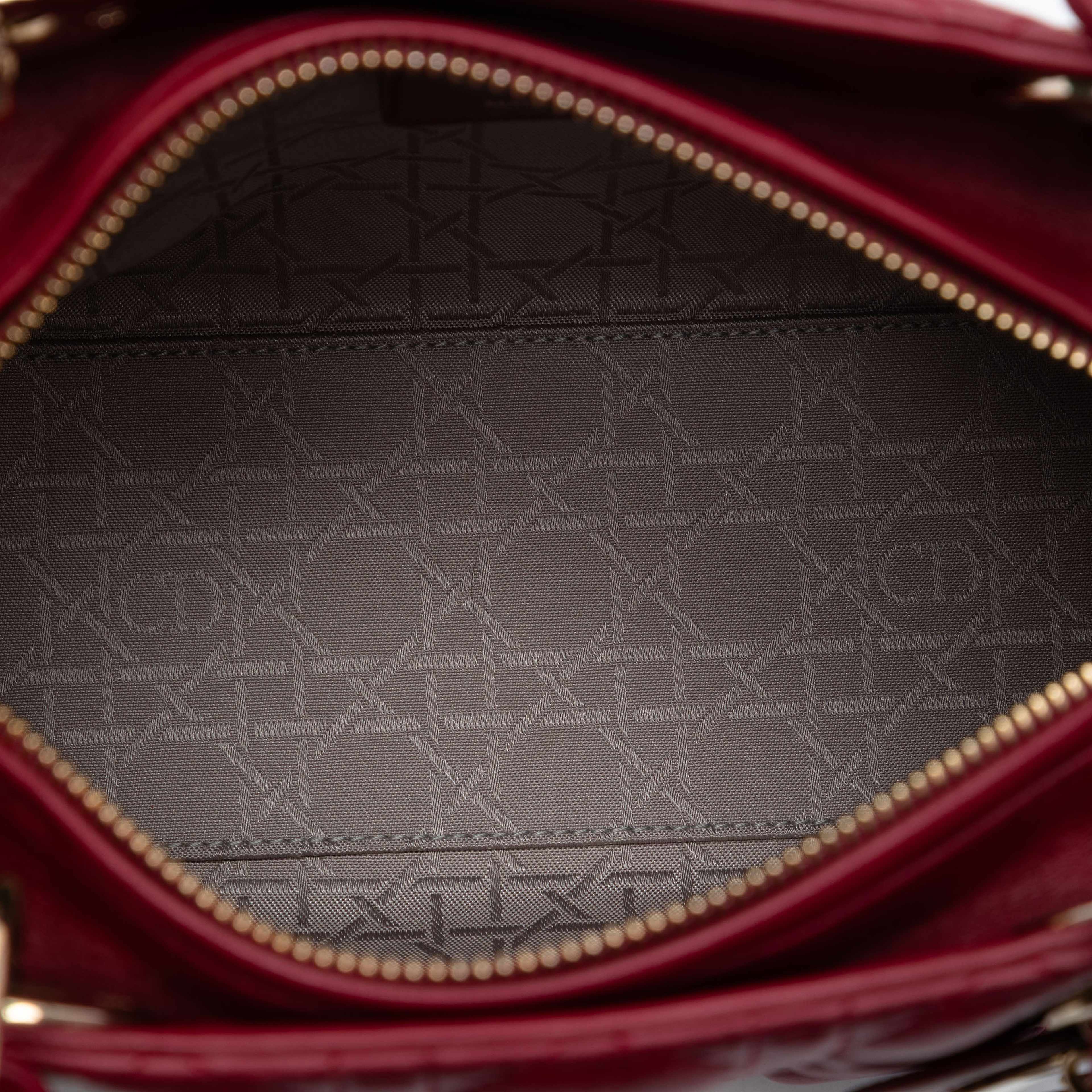 Dior Medium Lambskin Cannage Lady Dior, från Luxclusif, i färgen dark red. Klicka för att öppna bilden i stort format