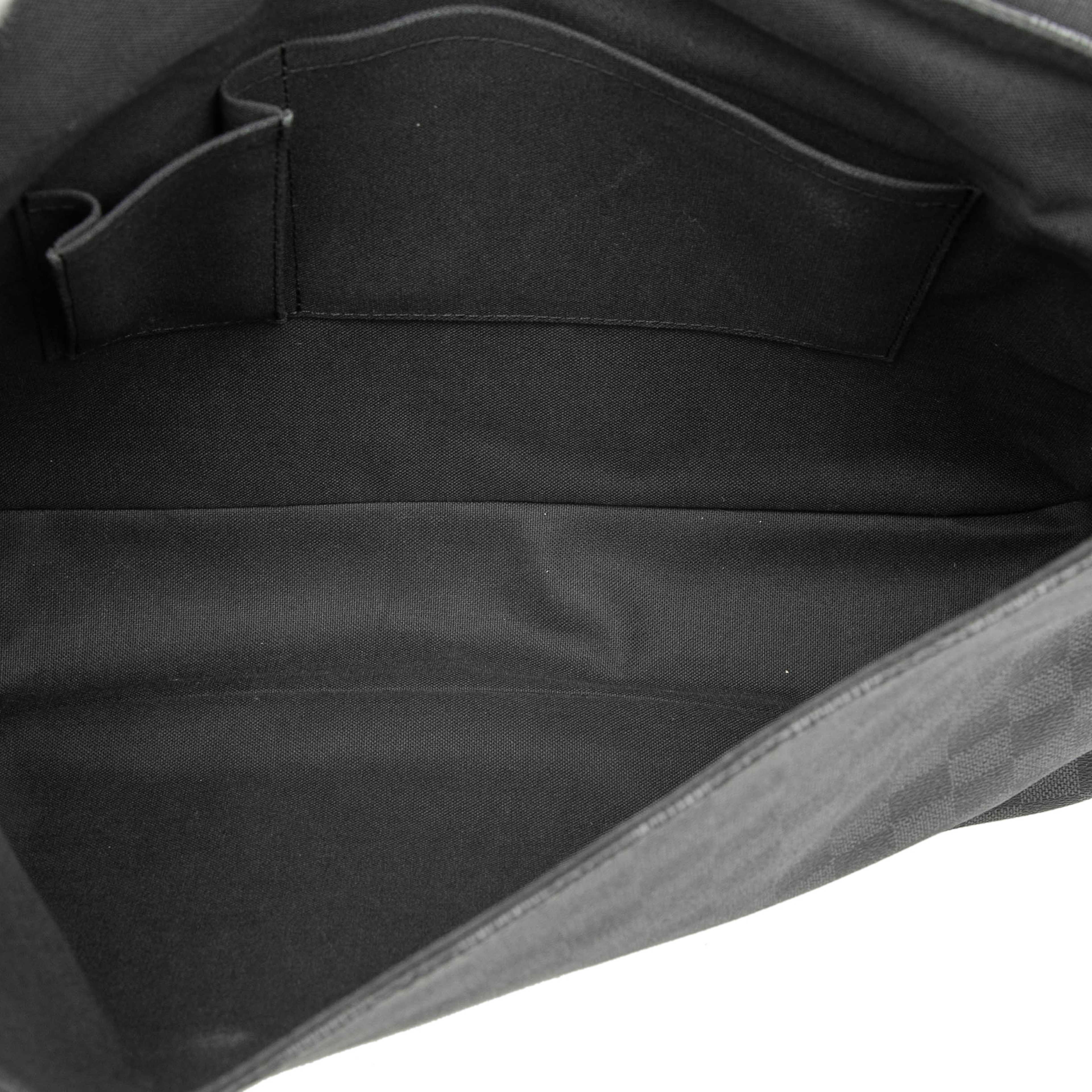 Louis Vuitton Damier Graphite Daniel Mm, från Luxclusif, i färgen black. Klicka för att öppna bilden i stort format