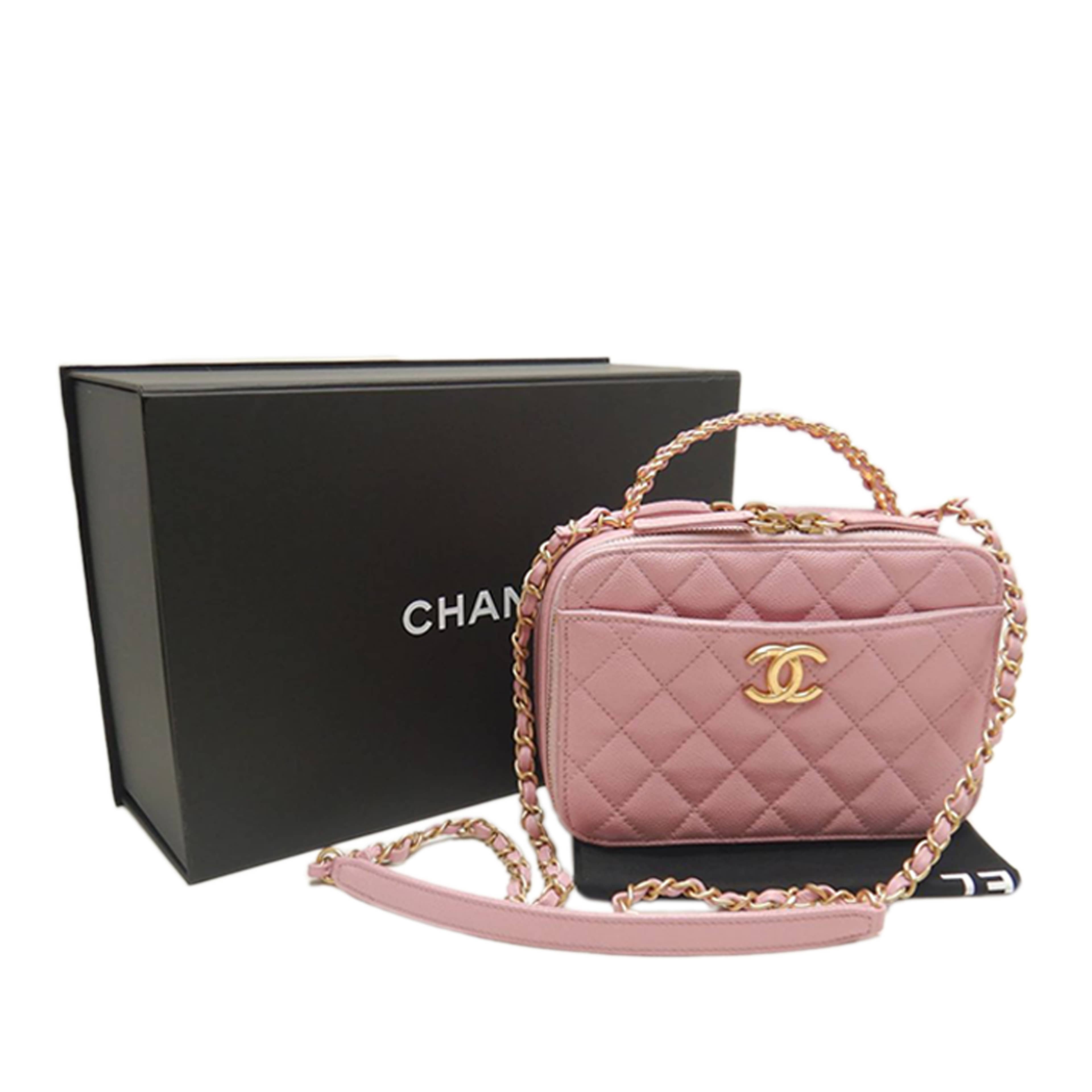 Chanel Small Quilted Caviar Pick Me Up Vanity Case, från Luxclusif, i färgen rosa. Klicka för att öppna bilden i stort format