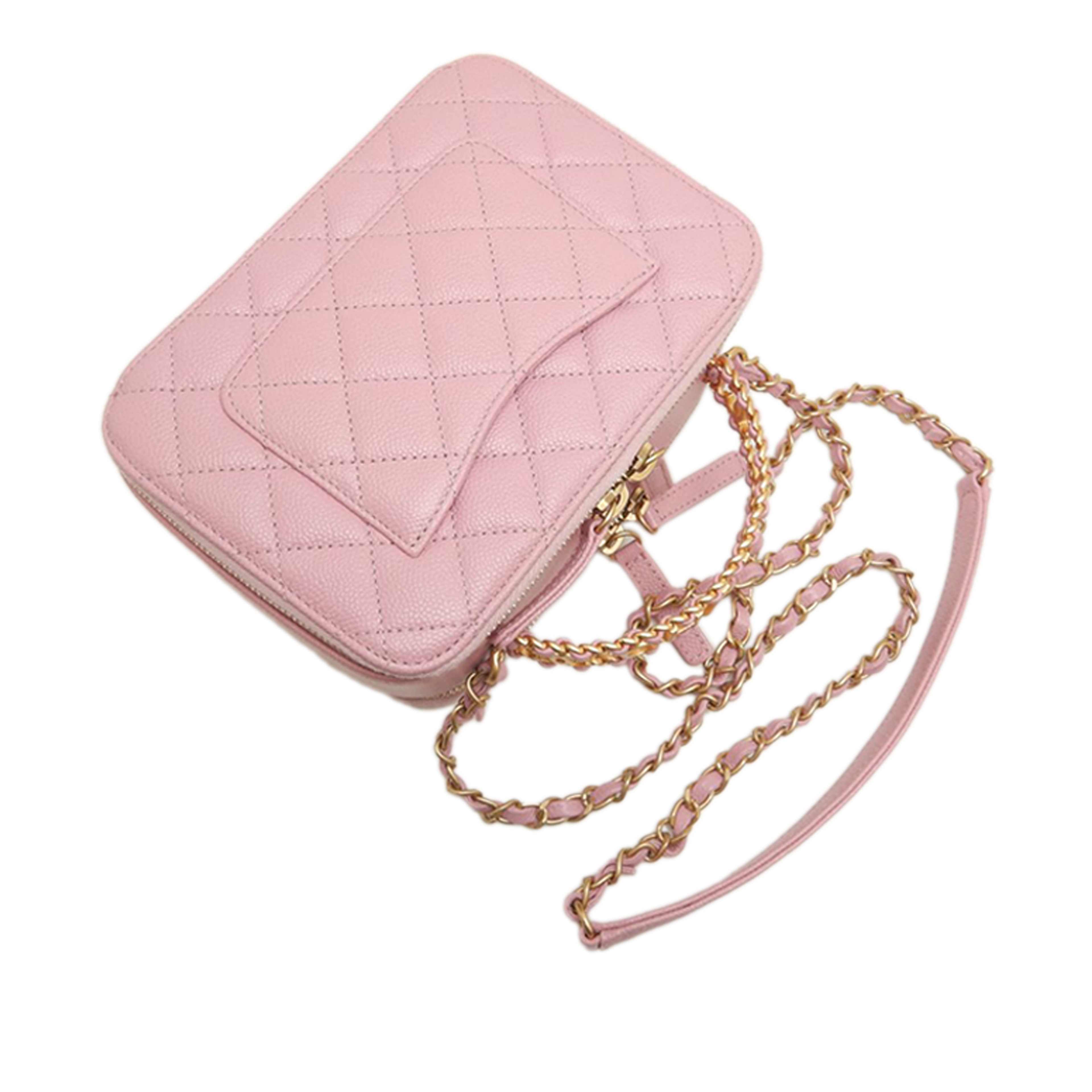 Chanel Small Quilted Caviar Pick Me Up Vanity Case, från Luxclusif, i färgen rosa. Klicka för att öppna bilden i stort format