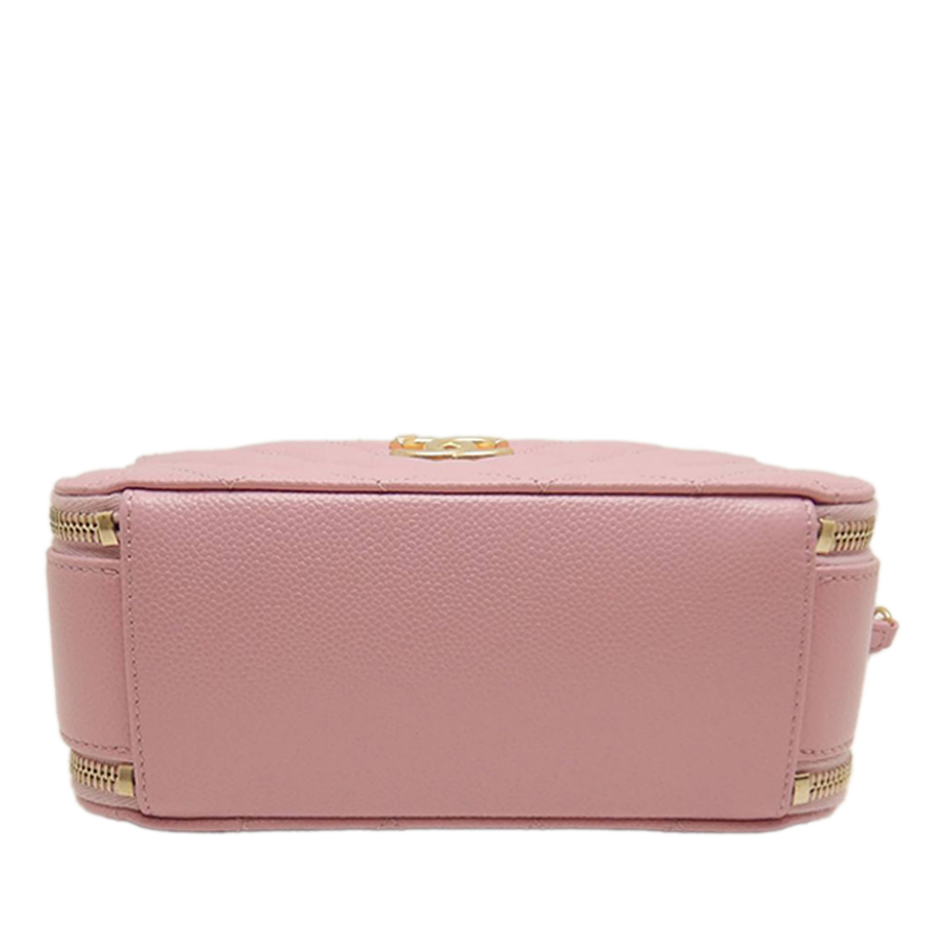 Chanel Small Quilted Caviar Pick Me Up Vanity Case, från Luxclusif, i färgen rosa. Klicka för att öppna bilden i stort format