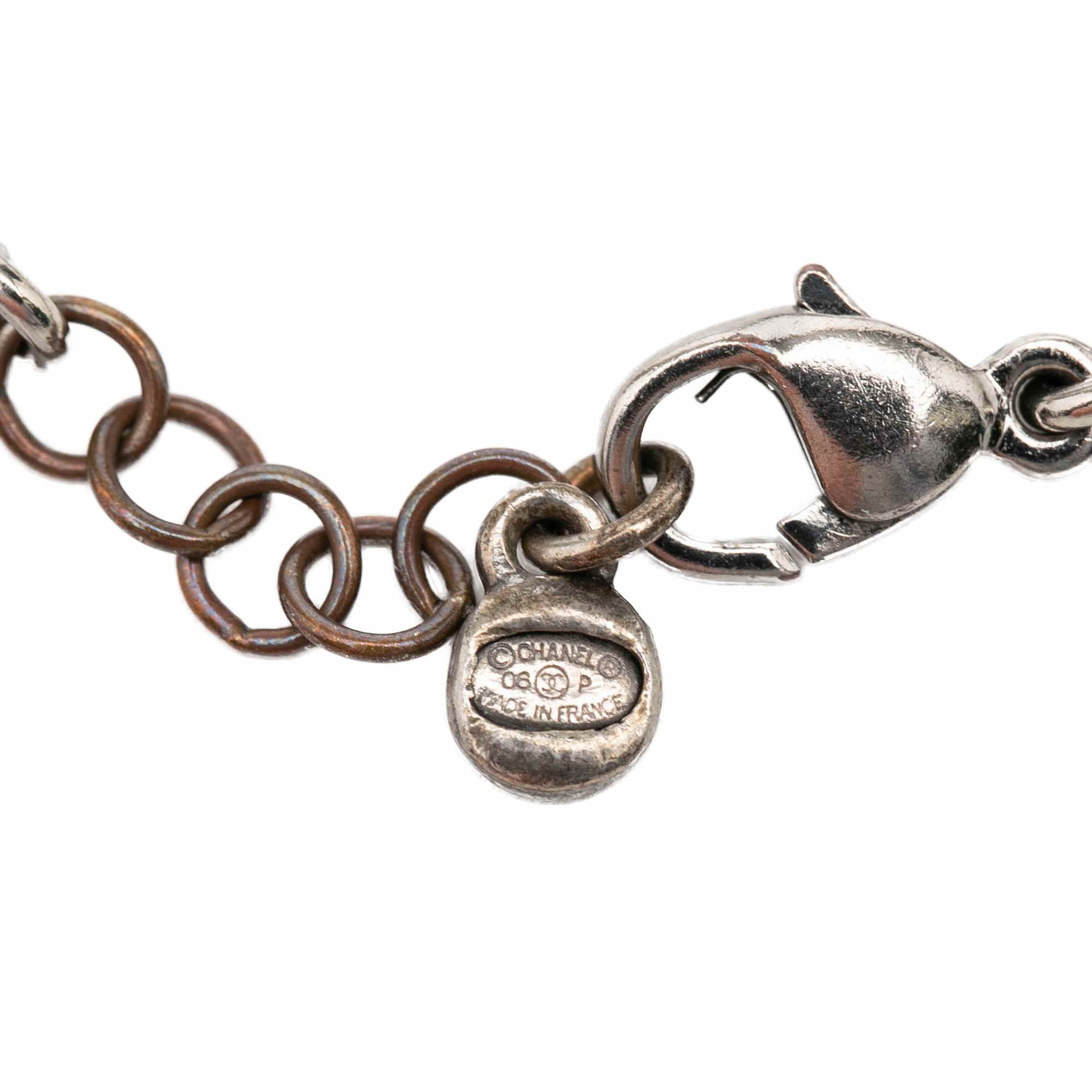 Chanel Cc Plated No. 5 Cutout Charms Chain Bracelet, från Luxclusif, i färgen silver. Klicka för att öppna bilden i stort format