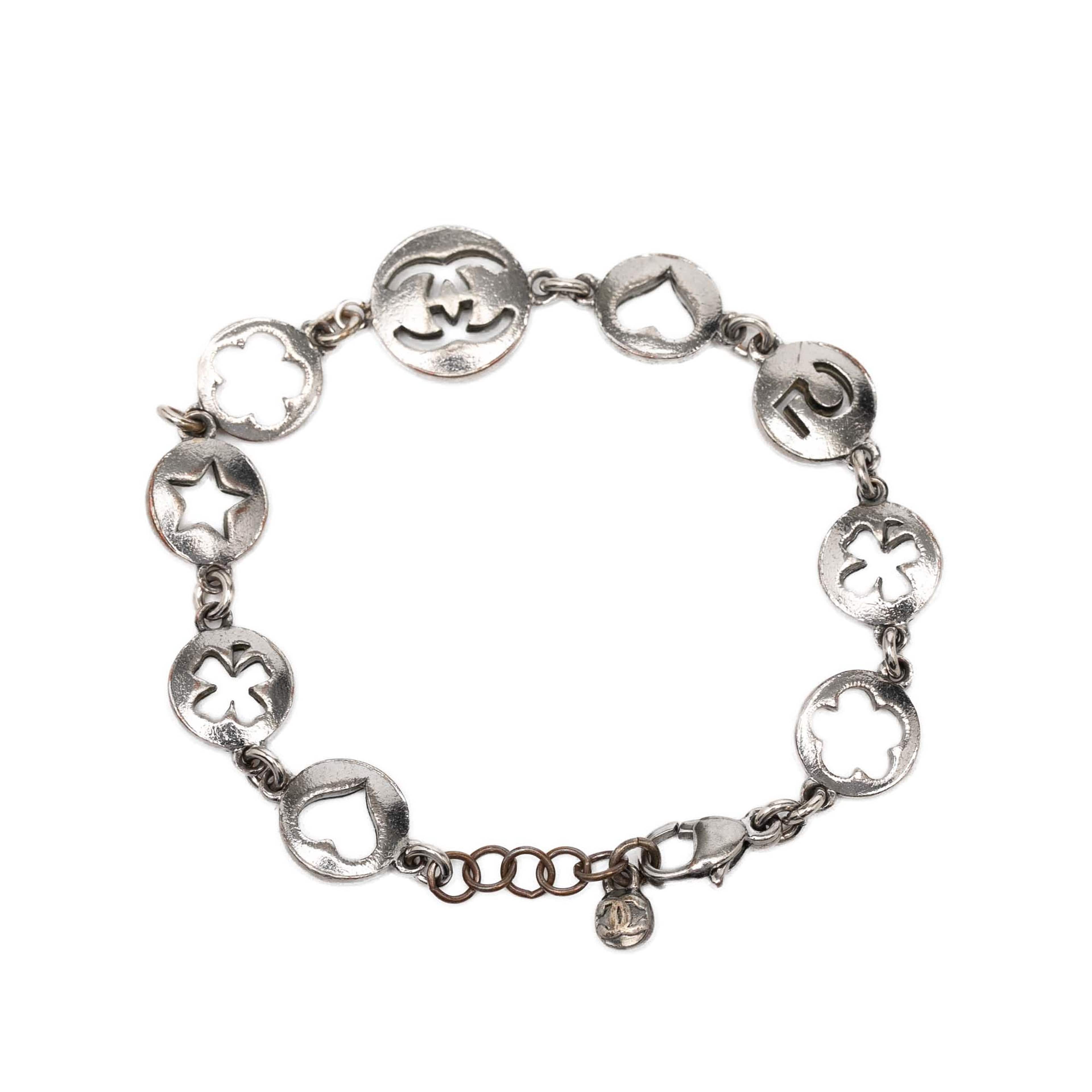 Chanel Cc Plated No. 5 Cutout Charms Chain Bracelet, från Luxclusif, i färgen silver. Klicka för att öppna bilden i stort format