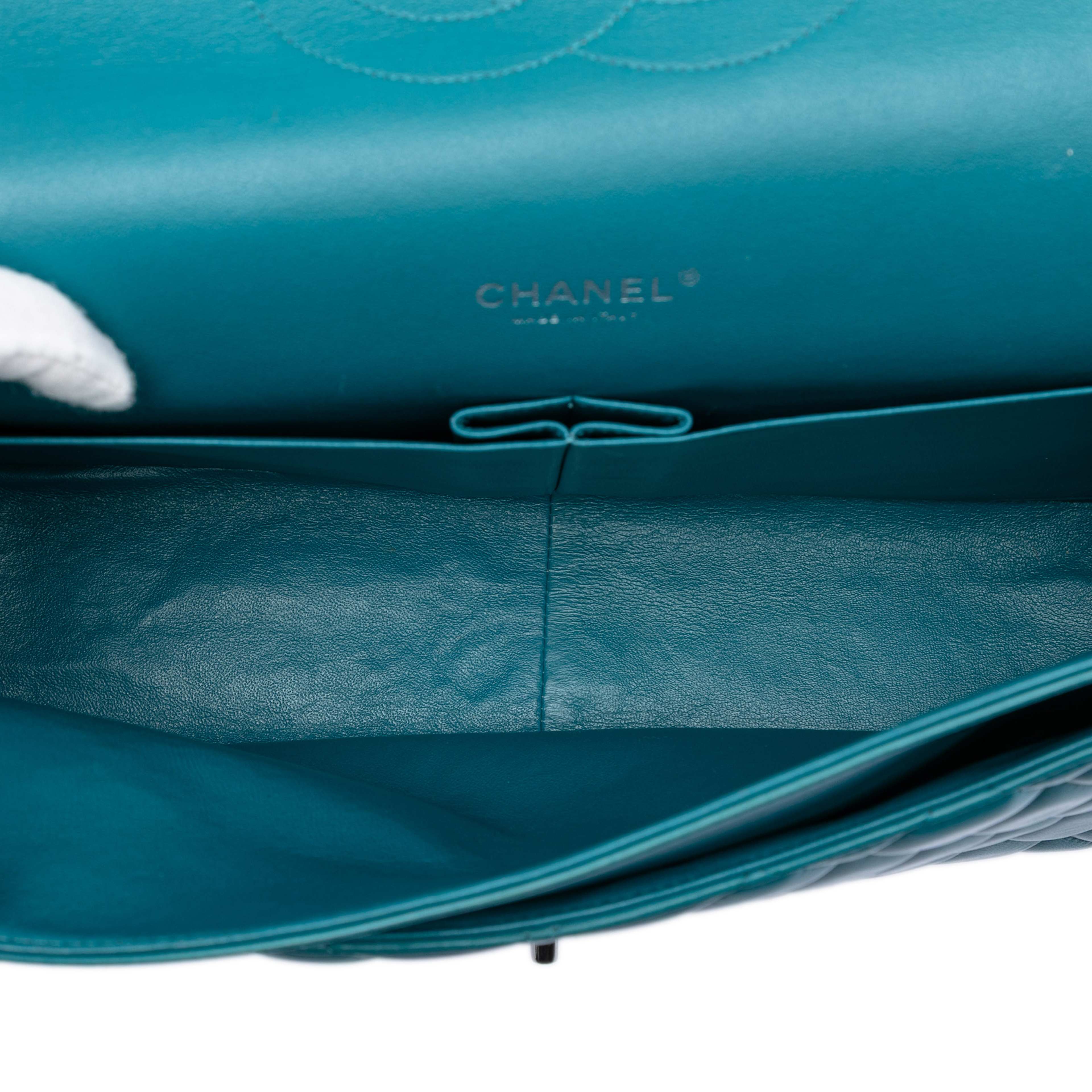 Chanel Maxi Classic Lambskin Double Flap, från Luxclusif, i färgen peacock. Klicka för att öppna bilden i stort format