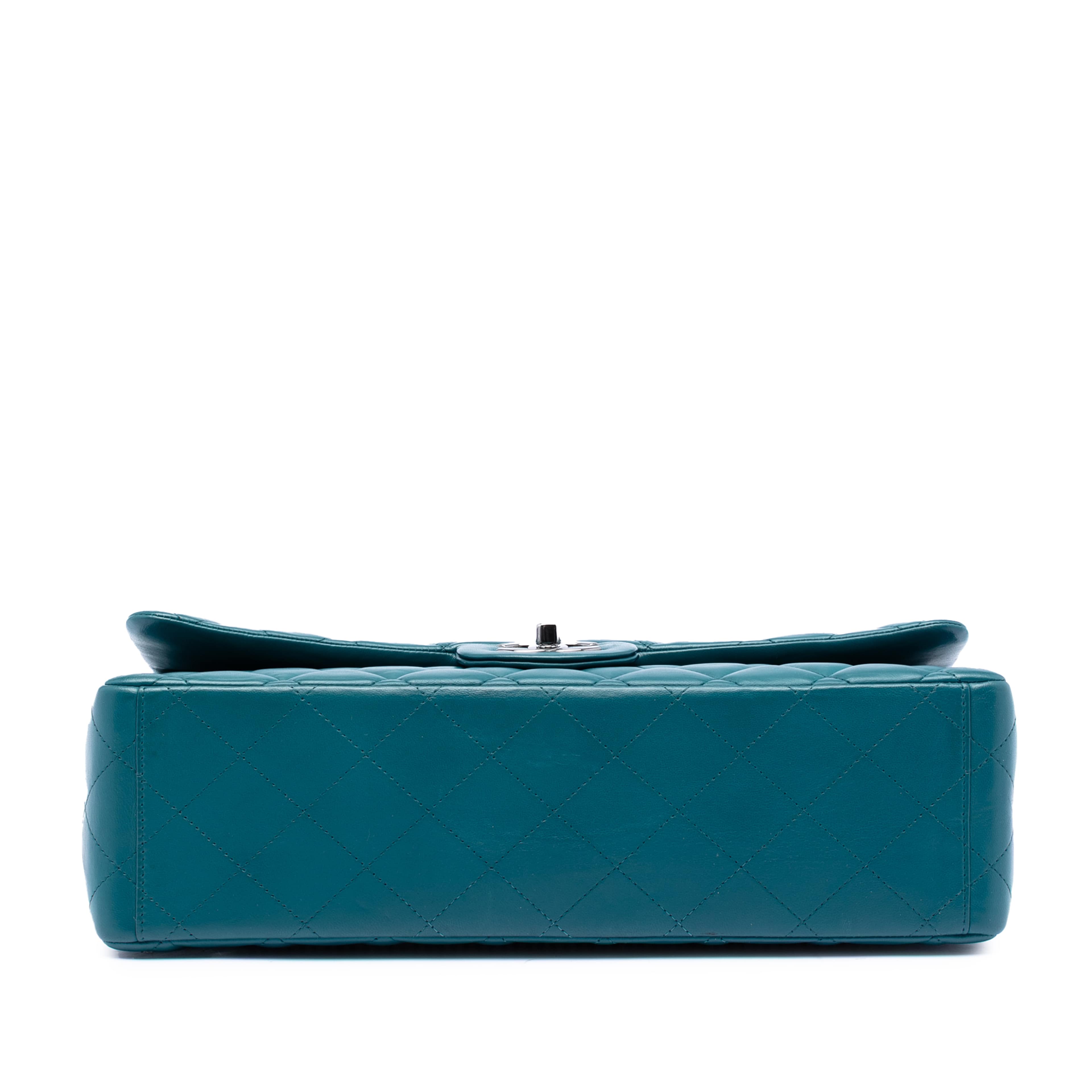 Chanel Maxi Classic Lambskin Double Flap, från Luxclusif, i färgen peacock. Klicka för att öppna bilden i stort format