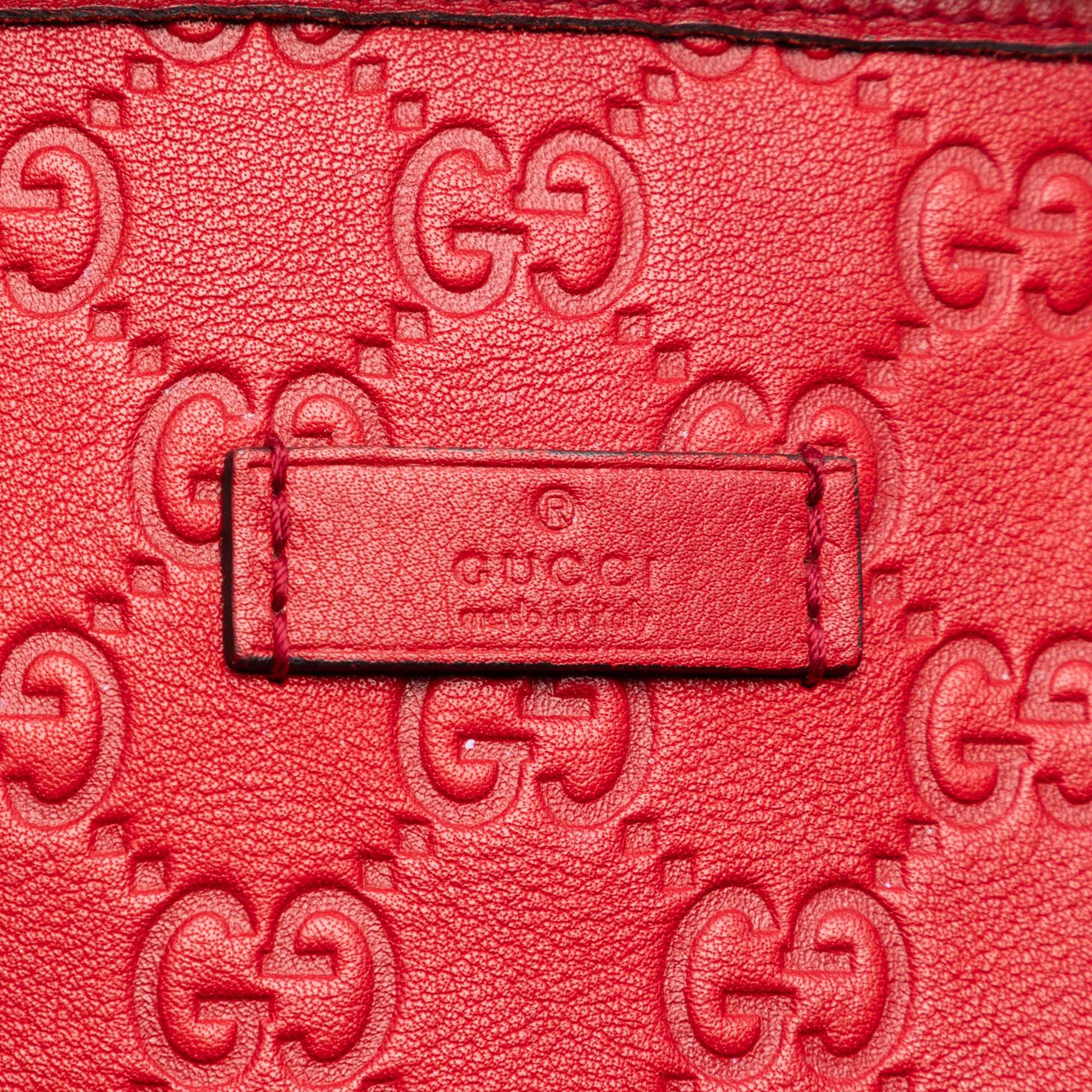 Gucci Medium Guccissima Joy Boston Bag, från Luxclusif, i färgen red. Klicka för att öppna bilden i stort format