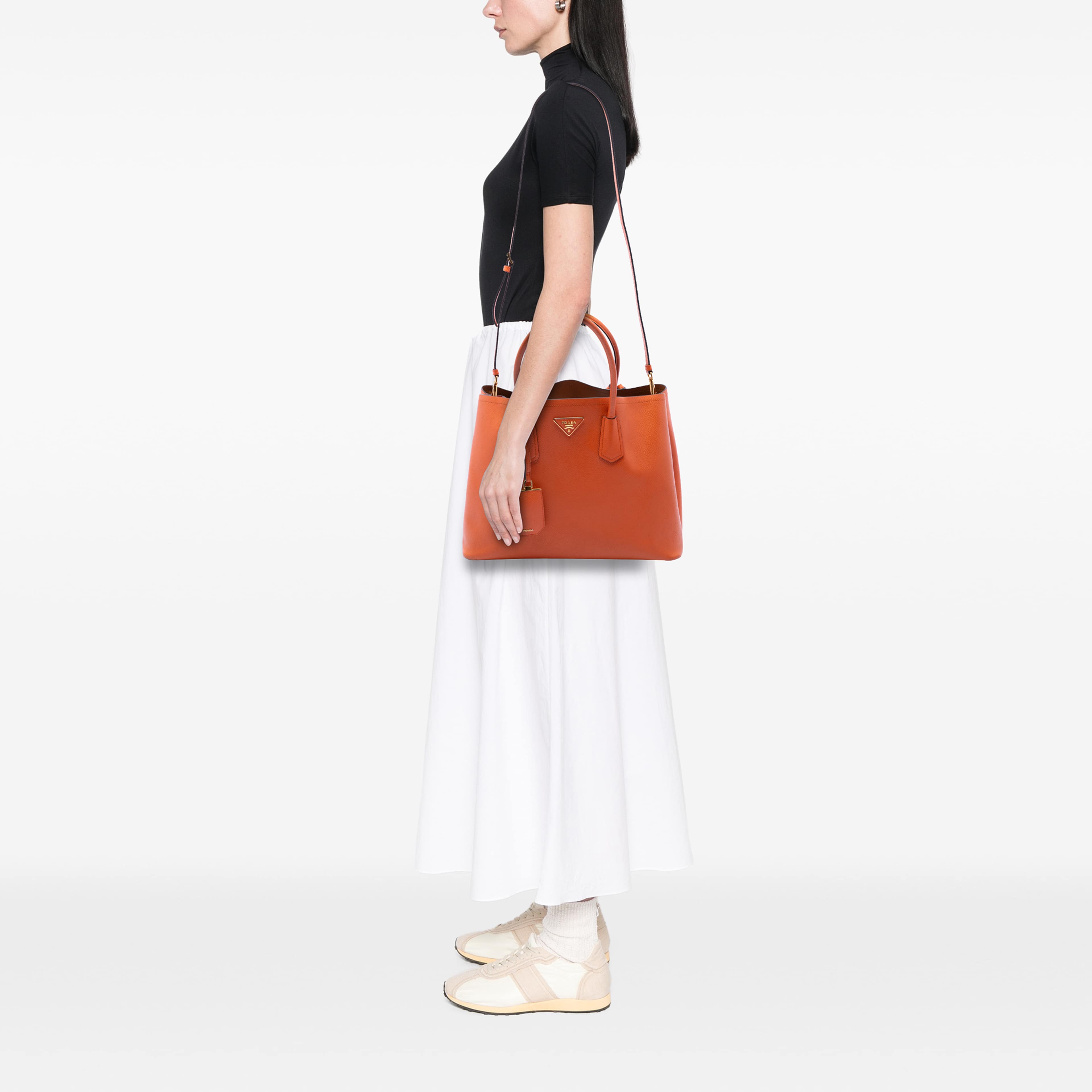 Prada Medium Saffiano Cuir Double Handle Satchel, från Luxclusif, i färgen orange. Klicka för att öppna bilden i stort format