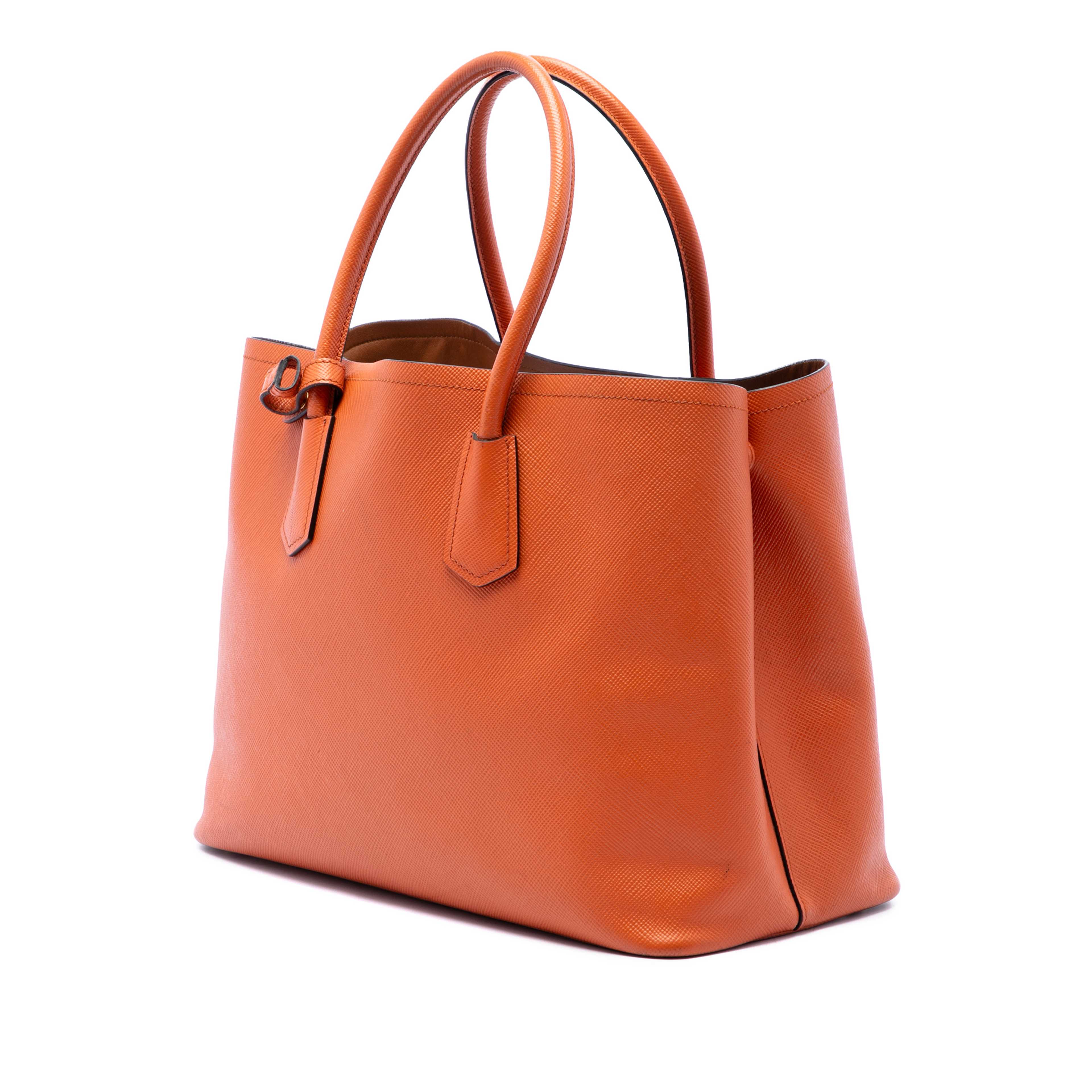 Prada Medium Saffiano Cuir Double Handle Satchel, från Luxclusif, i färgen orange. Klicka för att öppna bilden i stort format