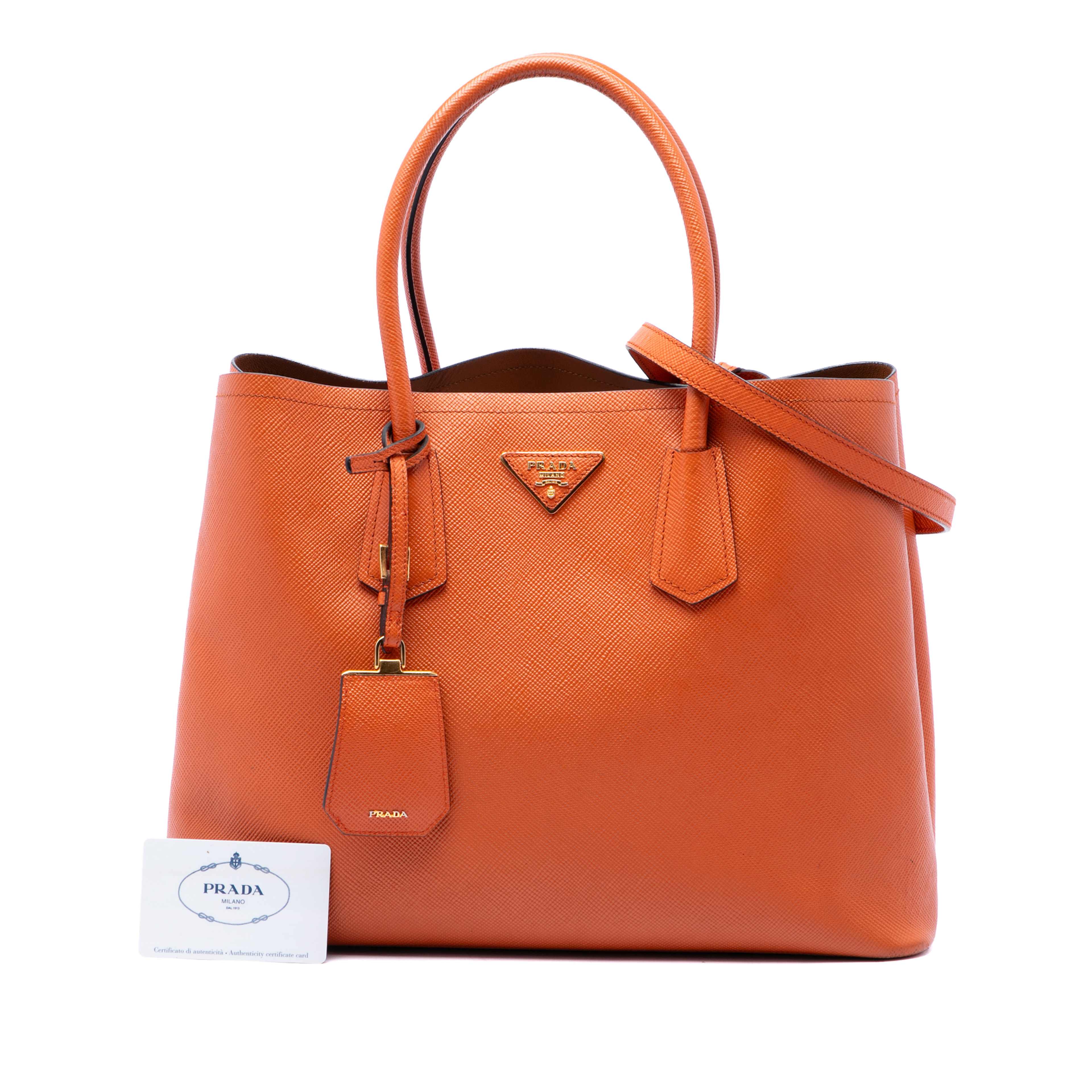 Prada Medium Saffiano Cuir Double Handle Satchel, från Luxclusif, i färgen orange. Klicka för att öppna bilden i stort format