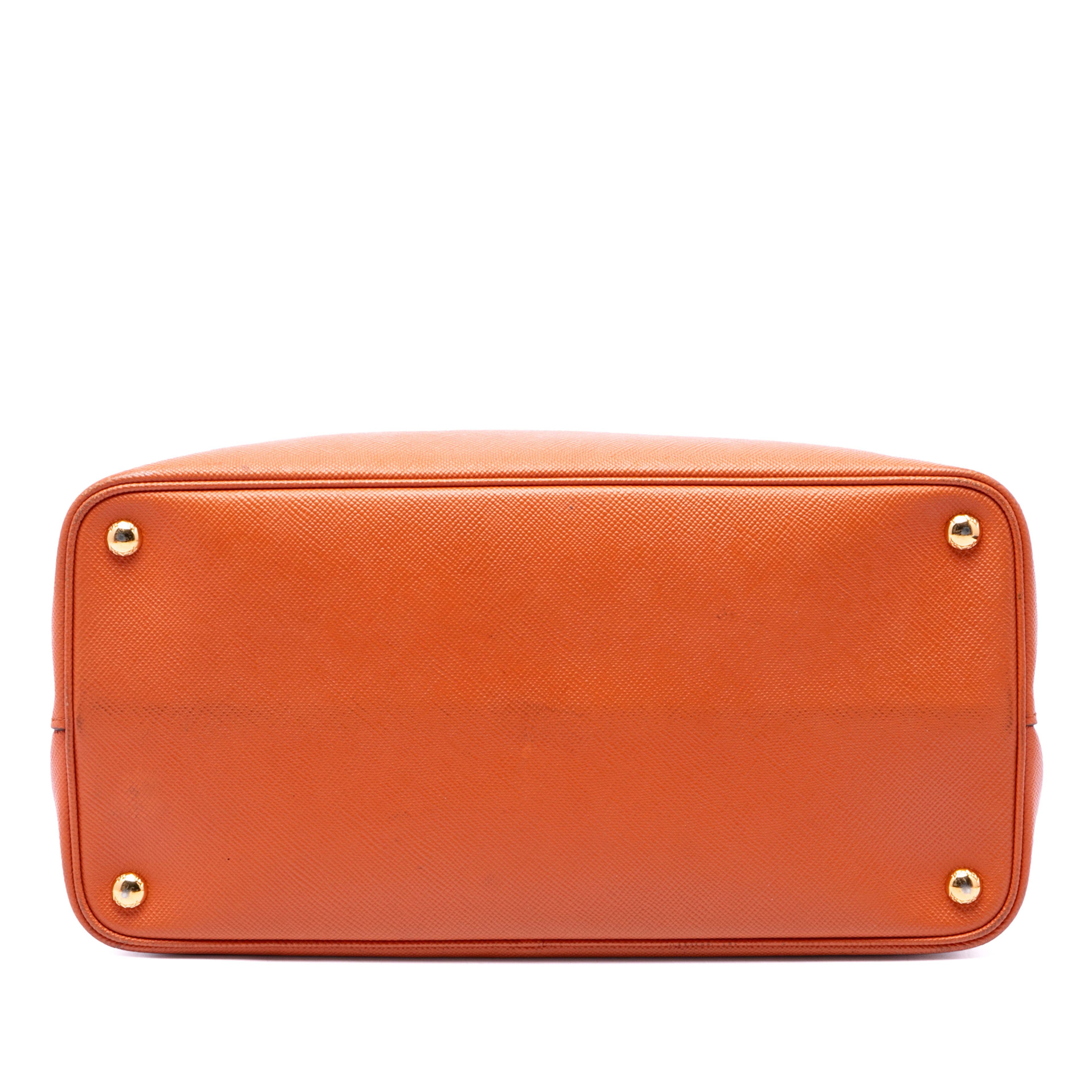 Prada Medium Saffiano Cuir Double Handle Satchel, från Luxclusif, i färgen orange. Klicka för att öppna bilden i stort format