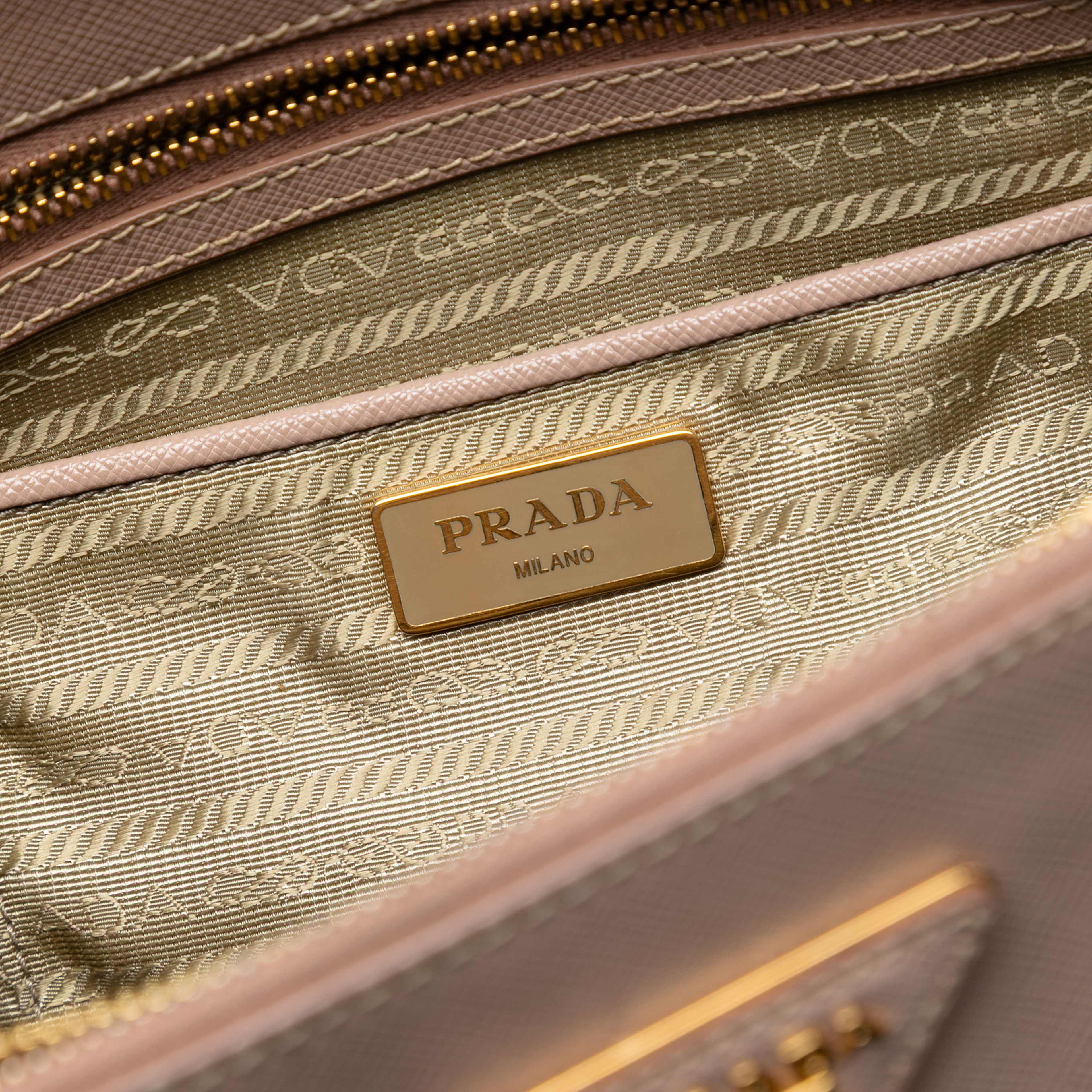 Prada Medium Saffiano Lux Galleria Double Zip Tote, från Luxclusif, i färgen light pink. Klicka för att öppna bilden i stort format