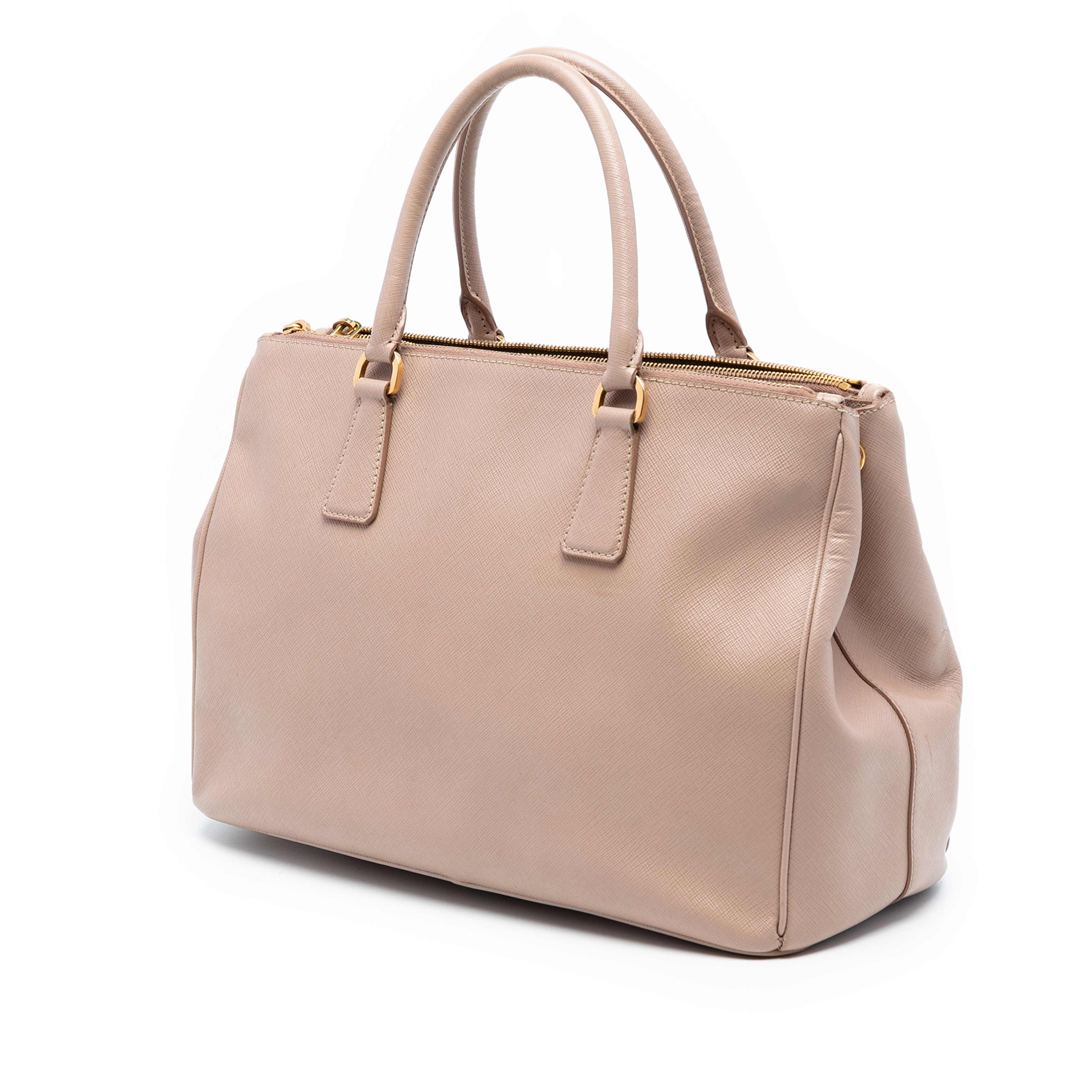 Prada Medium Saffiano Lux Galleria Double Zip Tote, från Luxclusif, i färgen light pink. Klicka för att öppna bilden i stort format